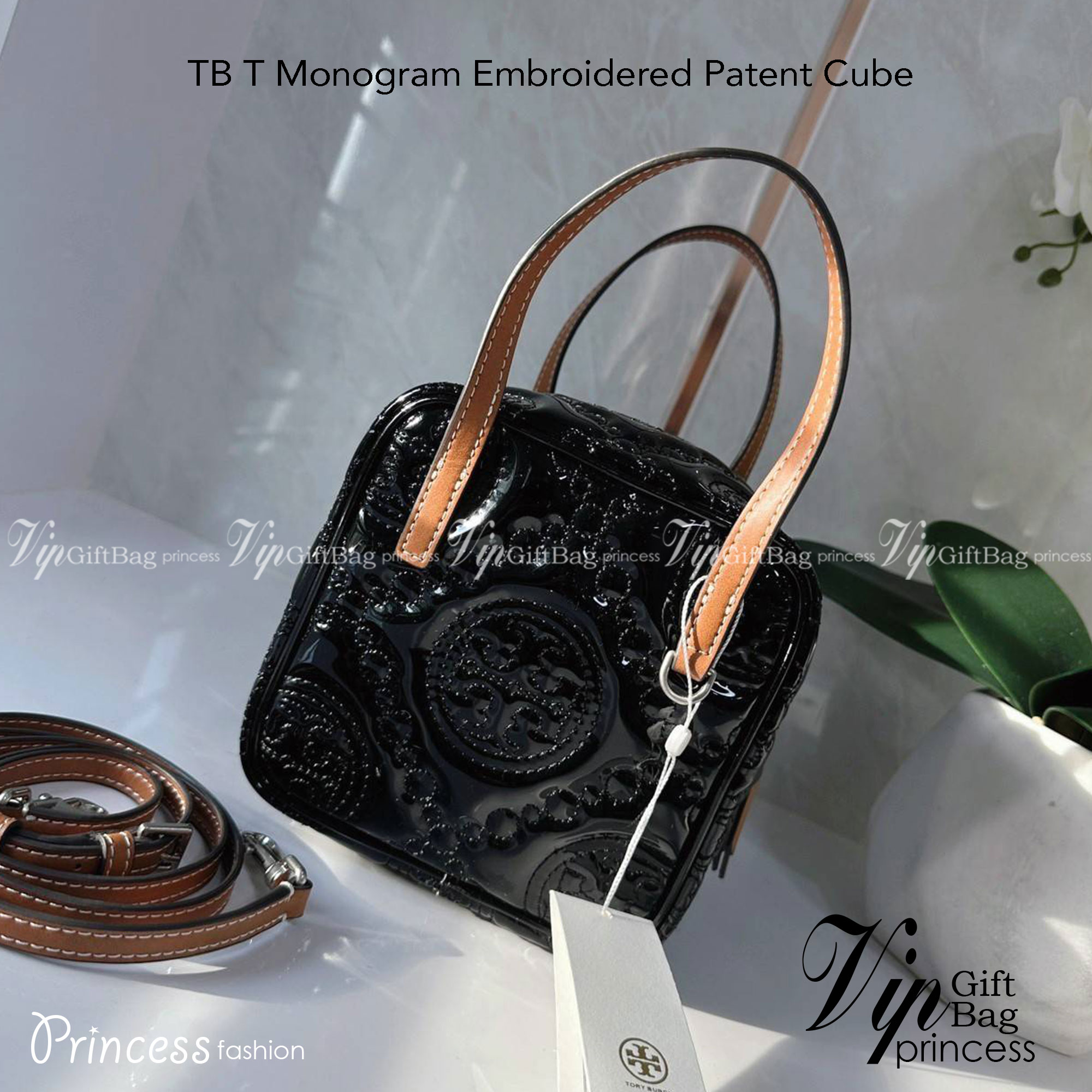 Tory Burch T Monogram Embroidered Patent Cube คอลเลคชั่นใหม่ รุ่นลิมิเต็ดรูปทรงใหม่ T Monogram สุดcube วัสดุหนังแท้ เปิด-ปิดด้วยซิป ภายในกว้าง มีช่องแยก 1 ช่อง สามารถใส่โทรศัพท์มือถือได้ทุกรุ่น สามารถถือหิ้วหรือสะพายได้ สายสามารถถอดและปรับระดับได้คะ