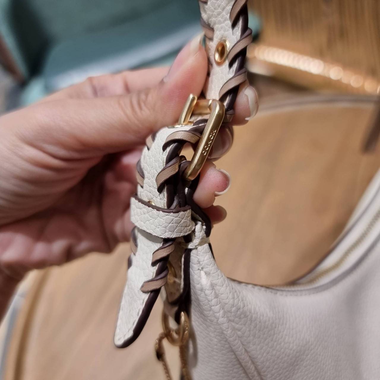 COACH C4108 BAILEY HOBO WITH WHIPSTITCH BEST SELLER ต้องมา!! กระเป๋าทรงโฮโบ ดีไซน์หรูหรา แมชท์ง่ายกับทุกไลฟ์สไตล์ วัสดุหนัง pepble หนังนิ่มสวย เปิด-ปิดด้วยซิปรูดใช้งานง่าย ภายในโล่งกว้าง สายคล้องสะพายไหล่ มีดีเทลน่ารักน่าใช้ ใช้งานสะดวกและง่ายต่อการใช้ชีว