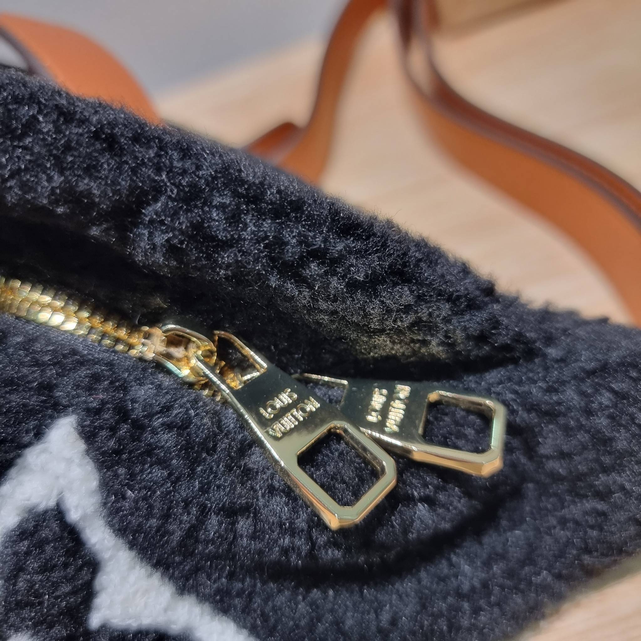 LV BUM BAG MONOGRAM TEDDY FLEECE / LV Teddy Limited Edition Bumbag ไอเท็มที่ต้องมี กับกระเป๋าคาดอก ดีไซน์เอกลักษณ์ โดดเด่นด้วยจัมโบ้ฟ้อนท์สีตัดกับตัวกระเป๋า เปิด-ปิดด้วยซิป ภายในเป็นช่องโล่ง โดยตัวกระเป๋าจะมีหูจับในตัว และสายสะพายที่สามารถปรับได้ตามตัว รุ