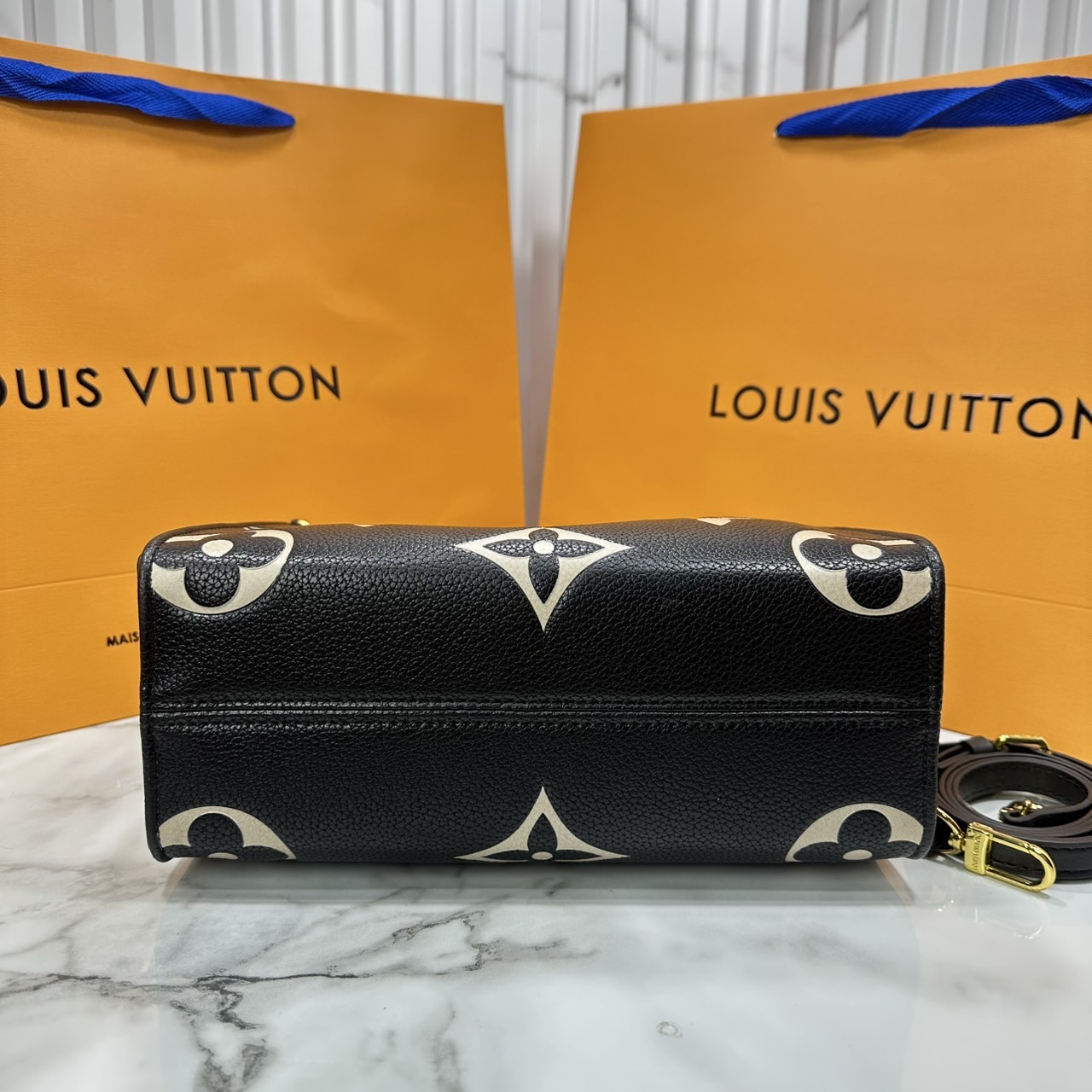 ORI หนังแท้ | LV OnTheGo PM bag กระเป๋าสะพายทรงโท้ท Monogram Empreinte ประทับลาย Medium Bicolor พกพาของใช้ที่จำเป็นอย่างมินิแท็บเล็ต เลือกใช้งานได้หลายรูปแบบ
