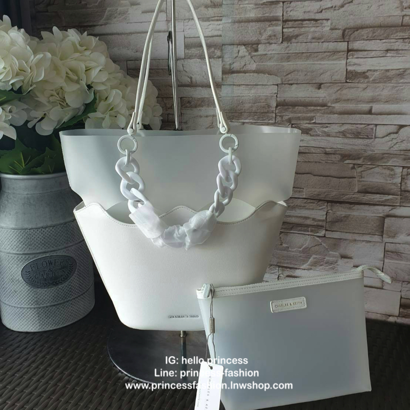 CHARLES & KEITH รุ่น CHUNKY CHAIN TOTE BAG CK2-30270180_MOSS ราคาปกติช้อป ( ฿3,390.00 ) ซื้อ 1 ได้ถึง 2 ใบ รุ่นใหม่ชนช้อป กระเป๋าทรง Tote สีสวยสุดคลาสสิค วัสดุ PVC มาพร้อมใบลูก ภายในโล่ง สายสุดเก๋ มี 2 สาย สายสะพายไหล่ ถอดออกได้ (สายยาวสาวอวบ/ อ้วน ก็เอาอ