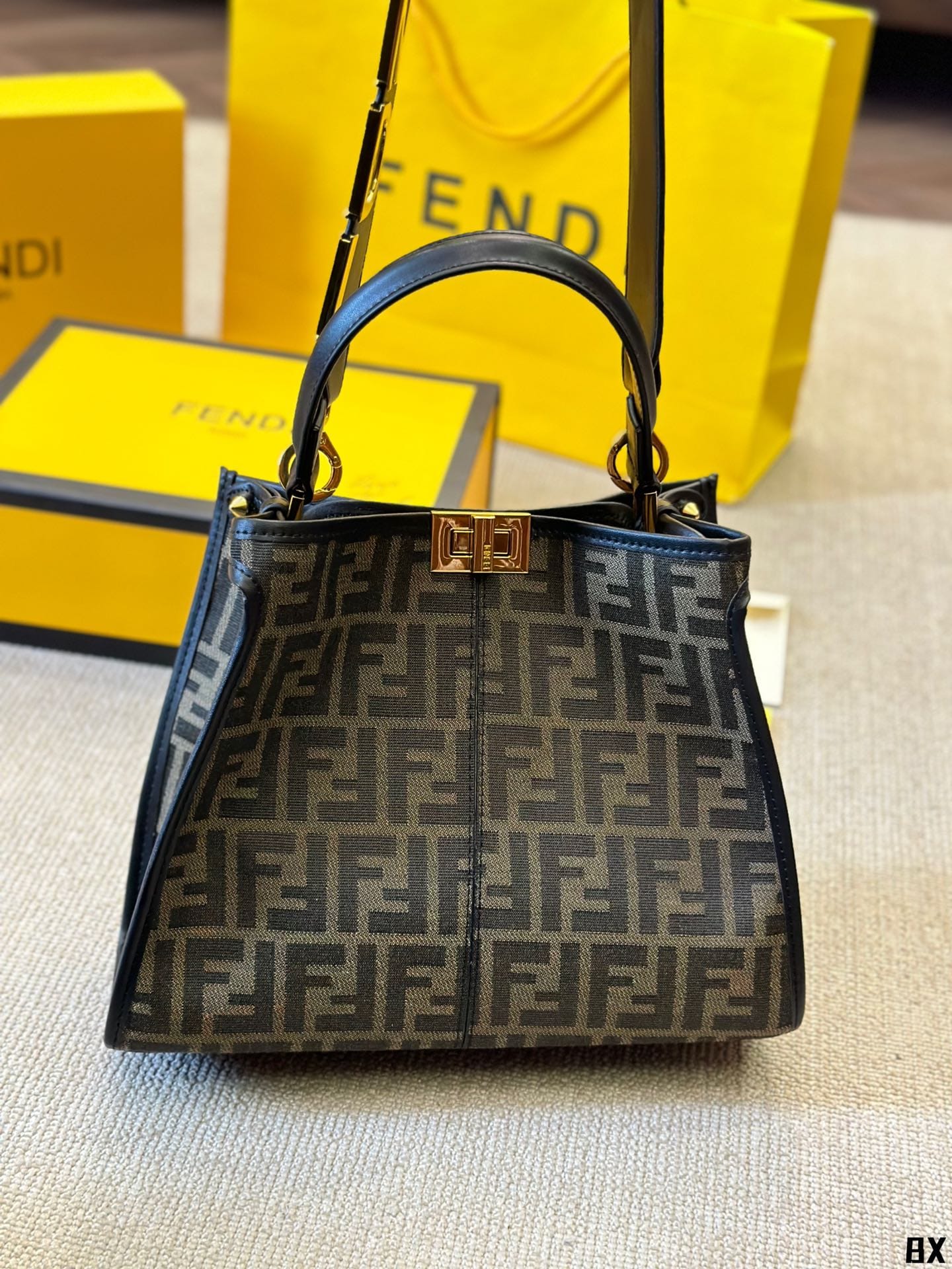 FENDI PEEKABOO XLITE TOTE Canvas Monogram Bag กระเป๋าทรงโท้ท ดีไซส์เป็นเอกลักษณ์ รุ่นหายาก ทรงสวยหรู ดูแพงเกินเบอร์!!