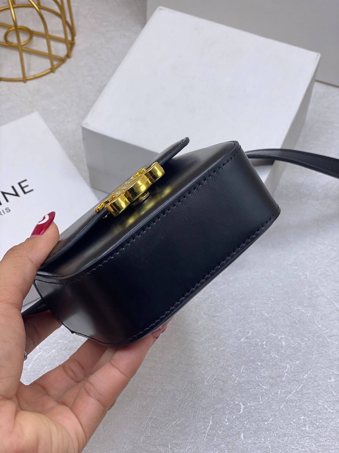 CELINE MINI TRIOMPHE IN TRIOMPHE Shiny calfskin เกรดออริจินอล กระเป๋ามินิทรงชิค ดีไซน์รูปกล่องสุดแสนมินิมอล สามารถสะพายแบบ Crossbody และยังเป็น Belt Bagได้อีกด้วย วัสดุแคนวาสลาย Triomphe แบบไม่มีตกยุค ด้านหน้าโดดเด่นด้วยโลโก้สีทอง