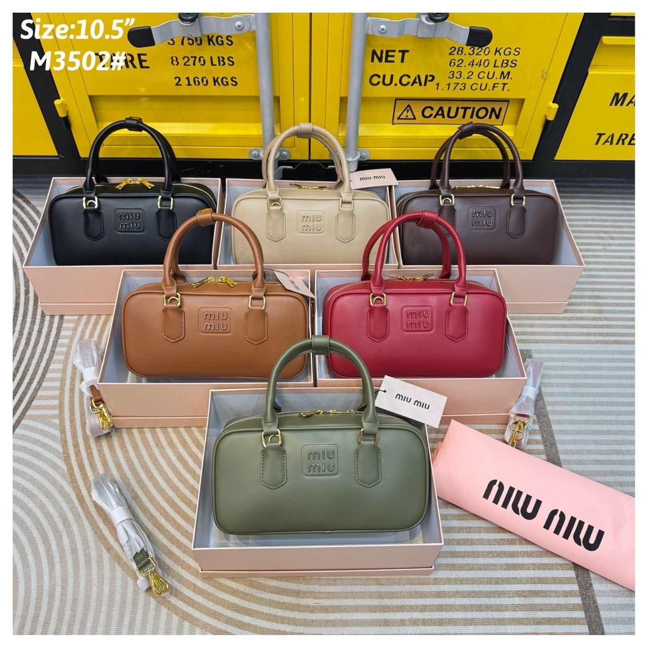MIU MIU Arcadia leather bag กระเป๋าถือ/สะพายสุดชิคมากในตอนนี้ ดีไซน์เรียบแต่มากมีอยู่จริง สวยดูแพง แมทชุดได้ง่ายสุด มินิมอลมินิใจ หูจับในตัวง่ายและสะดวกพกพา มาพร้อมสายสะพายข้างให้อีก