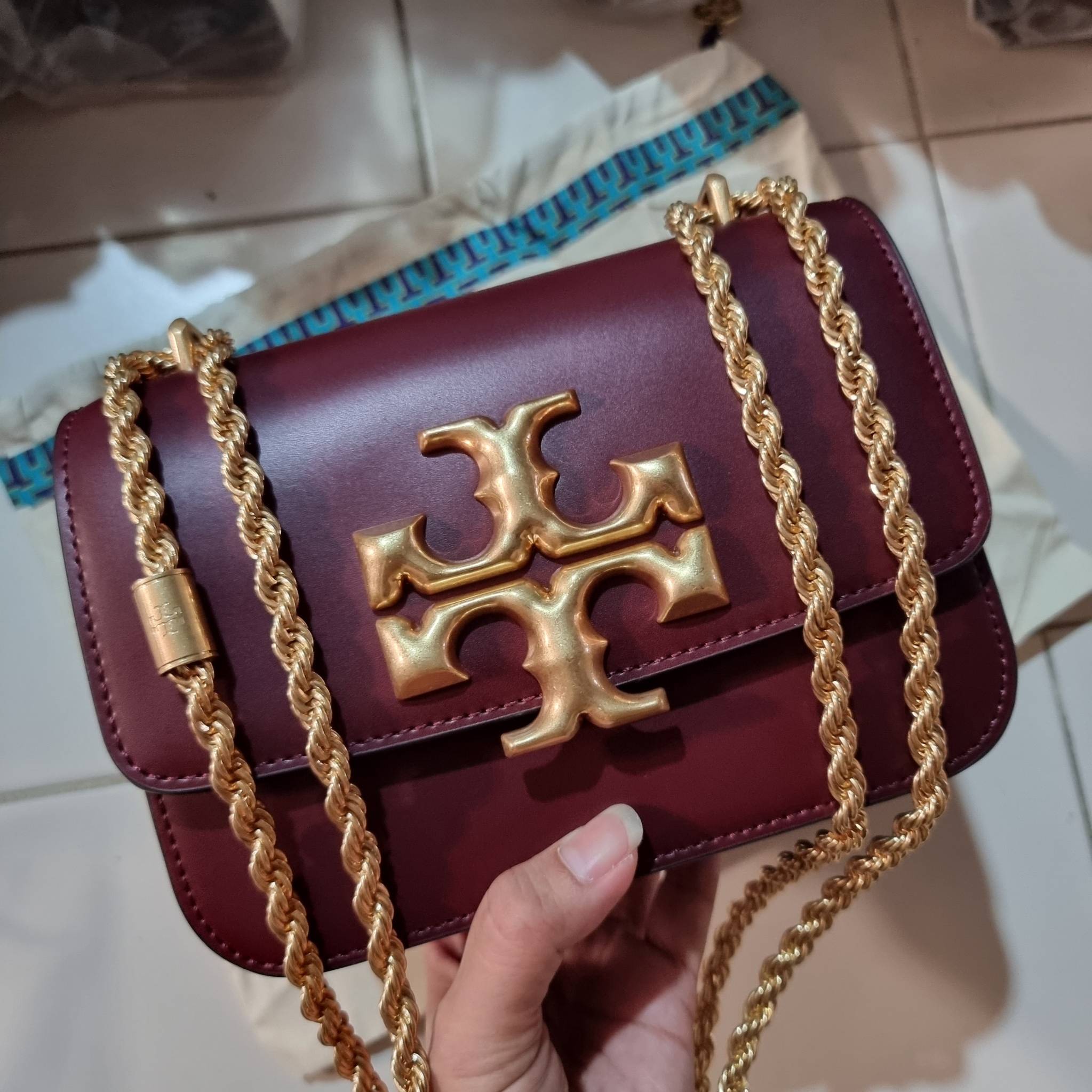 TORY BURCH ELEANOR SMALL CONVERTIBLE SHOULDER BAG ฮอตไอเท็ม รุ่นนี้ขายดีขายหมด สวยหรู คุณหนู ผู้ดี!! หายากมากแล้วน้า กระเป๋าสะพายข้าง ดีไซน์อยู่ทรง ขนาดกำลังสะดวกใช้สำหรับสาว วัสดุหนังแท้เต็มใบ สีทูโทน เปิด-ปิดด้วยแถบแม่เหล็ก ภายในแบ่งสัดส่วนได้เป็นอย่างด