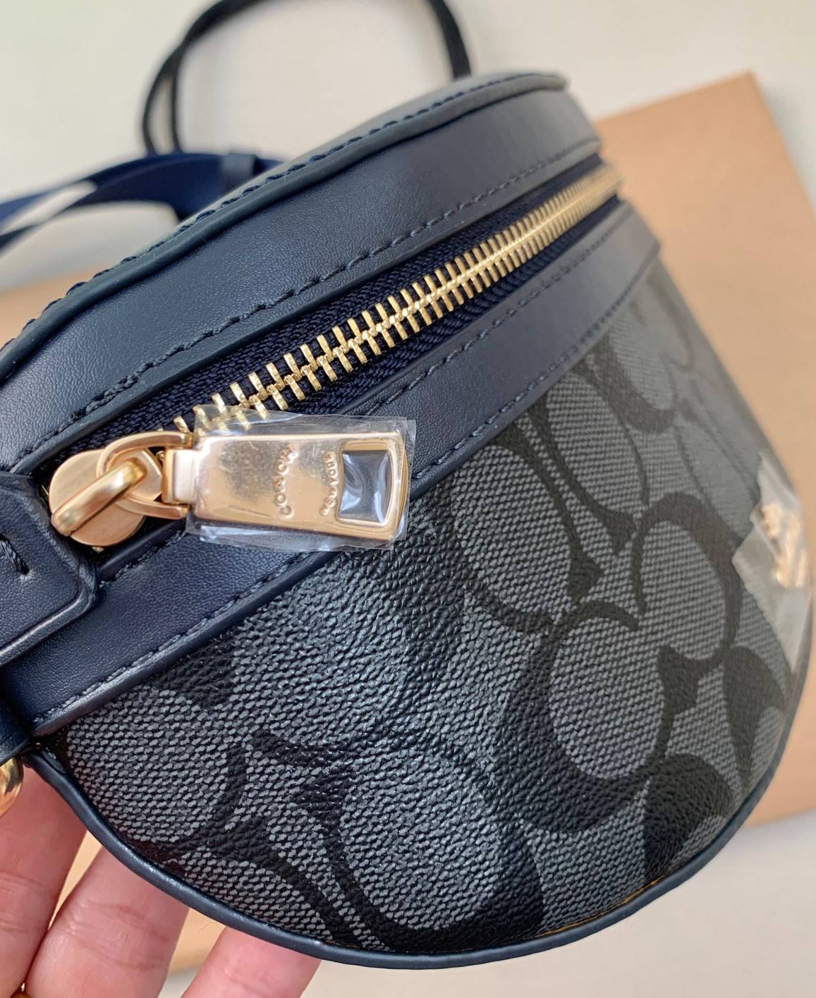 COACH BELT BAG ((39937)) กลับมาอีกครั้ง สวยเหมือนเดิมค่ะ😘 กระเป๋าคาดอก//คาดเอว หนังแท้นิ่ม สวยงามค่ะ ด้านหน้ามีช่องซิป ใส่กระเป๋าเงินใบกลางได้;มือถือได้ทุกรุ่น;พาสปอร์ตได้ค่ะ ด้านหลังมีช่องซิปให้อีกช่องใส่ของจุกจิก สายคาดเลื่อนปรับได้ฟรีไซด์ตามขนา