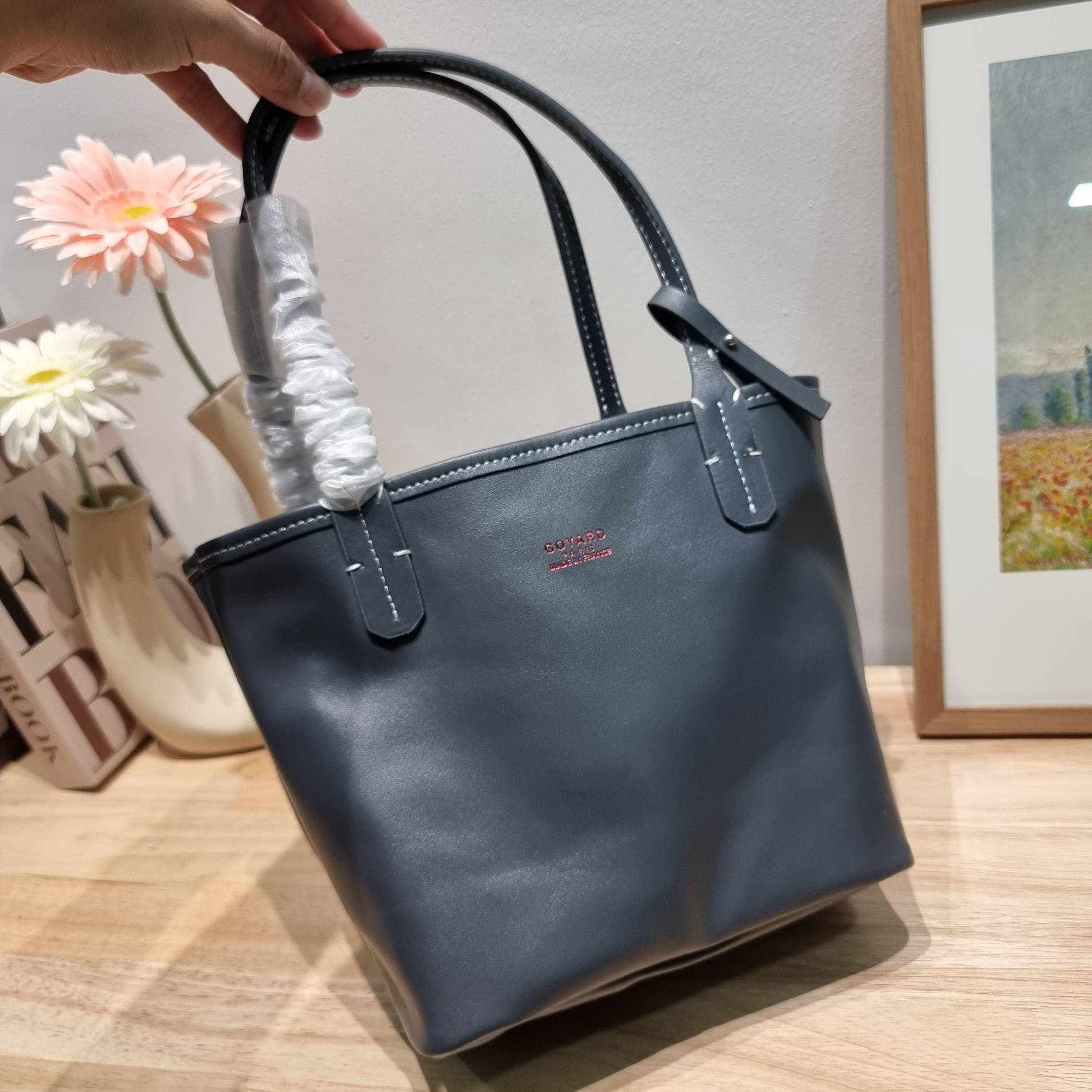 GOYARD MINI ANJOU REVERSIBLE TOTE ฮอตไอเท็ม กับกระเป๋าสะพายทรงโท้ท ไซส์มินิ กะทัดรัดมาก มาครบสีขายดี เลิศทุกสี รูปทรงคลาสสิค ดีไซน์เป็นเอกลักษณ์ ใช้งานได้หลากหลาย สามารถกลับด้านใช้ได้แบบไม่มีเบื่อ