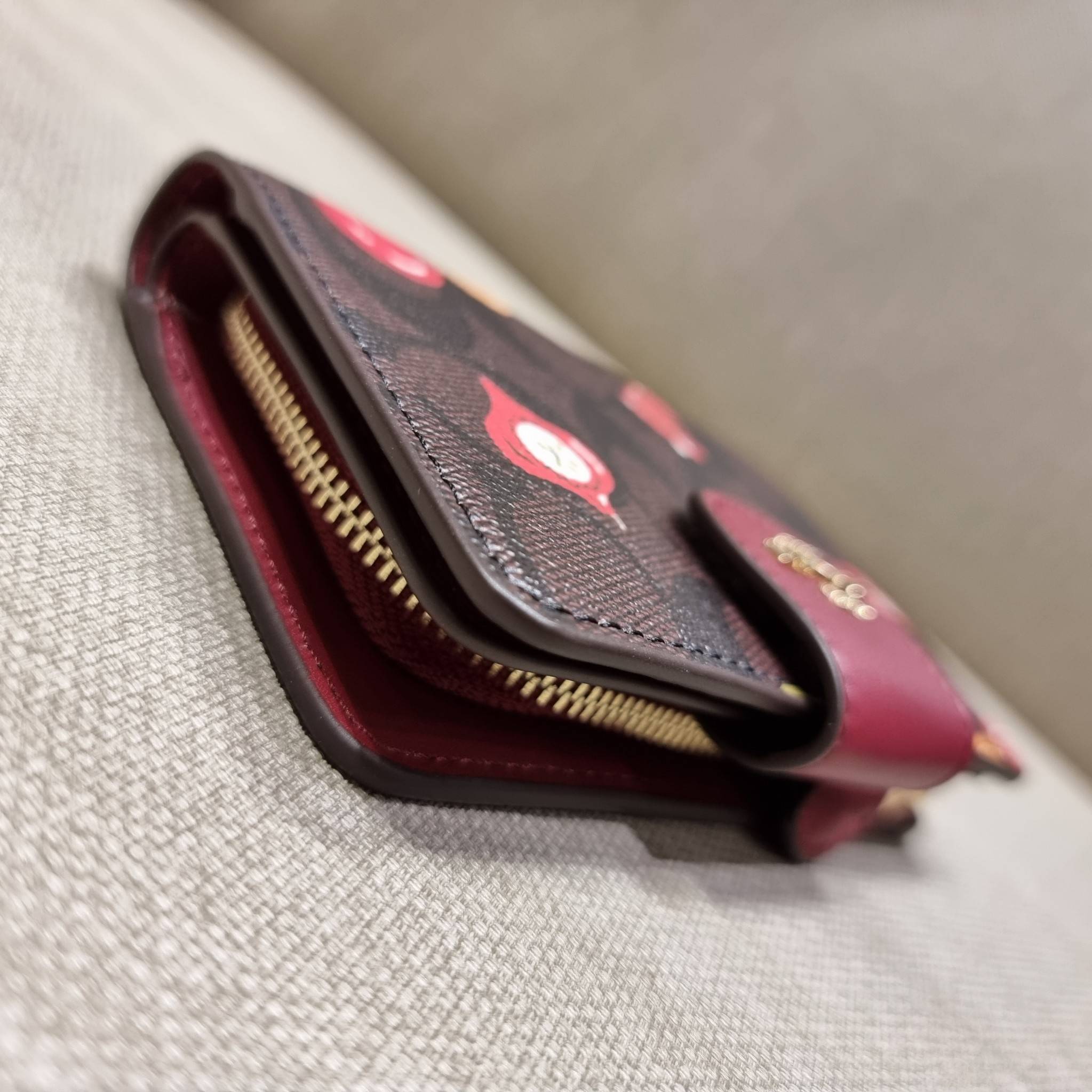 COACH C7414 MEDIUM CORNER ZIP WALLET WITH ORNAMENT PRINT คอลเลคชั่นใหม่ กระเป๋าสตางค์ใบกลาง ดีไซน์ใหม่ สุดหรู คละลายพริ้นท์เต็มใบ น่าใช้ไปอีก วัสดุหนังแคนวาสเคลือบลาย ภายในมีช่องใส่บัตร ใส่ธนบัตรได้ครบ และมีช่องซิปแยก ใบจริงสวยมากๆ แนะนำจ้า ราคาสุดคุ้มครบ