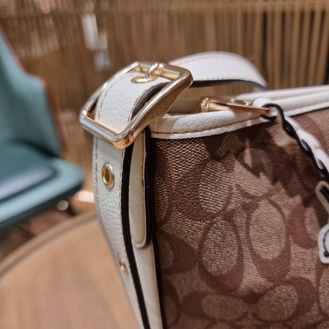 OUTLET 】COACH C4112 COACHxPEANUTS VAL DUFFLE IN SIGNATURE CANVAS WITH VARSITY PATCHES ใหม่ล่าสุด กระเป๋าทรงดัฟเฟิล ที่มาพร้อมเหล่าผองเพื่อนสนูปพี สวยมีเอกลักษณ์ ทรงกระเป๋าไม่ซ้ำใคร แถมยังใส่ของได้จุใจไปอีก วัสดุหนังแคนวาสคุณภาพดี ด้านหลังมีช่องซิป กระเป๋า