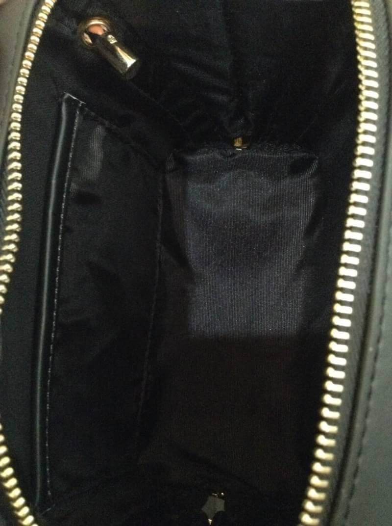 พร้อมส่งอีกครั้งตามคำเรียกร้อง! CHARLES & KEITH DUO-ZIP SLING BAG กระเป๋าสะพายรุ่นชนช็อปหนังสวยอยู่ทรง ด้านหน้าปั๊มโลโก้แบรนด์ประดับพู่ฟรุ้งฟริ้งดูมีดีเทลโดดเด่นที่สายสะพายยาวลวดลายสุดชิค เปิดปิดด้วยซิปหัวซิปปั้มโลโก้ ภายในมีช่องใส่ iphone7+และของจุกจิกได