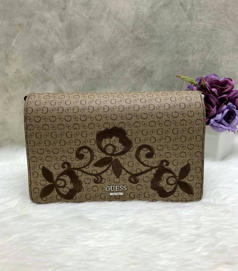 GUESS Embroidery Shoulder Bag กระเป๋าไหล่หรือ crossbody วัสดุหนังแกะเทียม น้ำหนักเบา ตัวกระเป๋าเพ้นท์ลายตัวG ทั้งใบ พร้อมปักรูปดอกไม้ด้านหน้า มาให้ งานปักละเอียด สวยมากๆ ค่ะ เปิดปิดกระเป๋าแบบฝาปิด แม่เหล็ก ใข้งานง่าย ด้านในโล่ง ใส่ ipad mini ได้ และมีช่อง