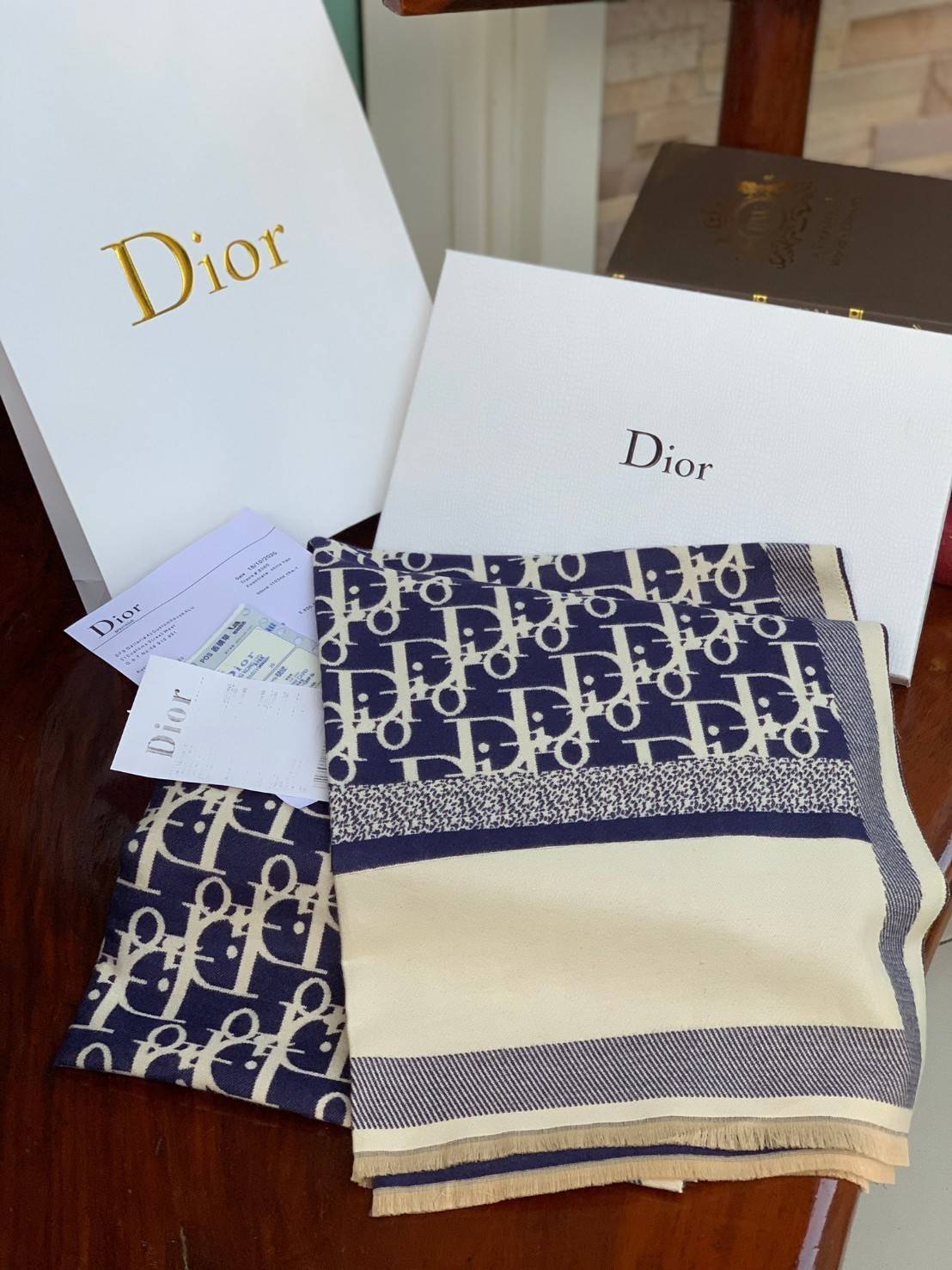 CHRISTIEN DIOR PARIS VINTAGE SILK SCARF สุดเอ็คเซ็คคลูทีฟกับแบรนด์ดังจากปารีส ด้วยงานพรีเมี่ยมกิ้ฟ ส่งมอบความรู้สึกดีๆให้กับคนที่คุณรัก ในรูปแบบผ้าพันคอและผ้าคุมไหล่ผืนใหญ่ให้ความอบอุ่น ถักทอด้วยผ้าcashmereลายวินเทจ มาพร้อมกล่องแบรนด์และถุงกระดาษกลายเป็นข