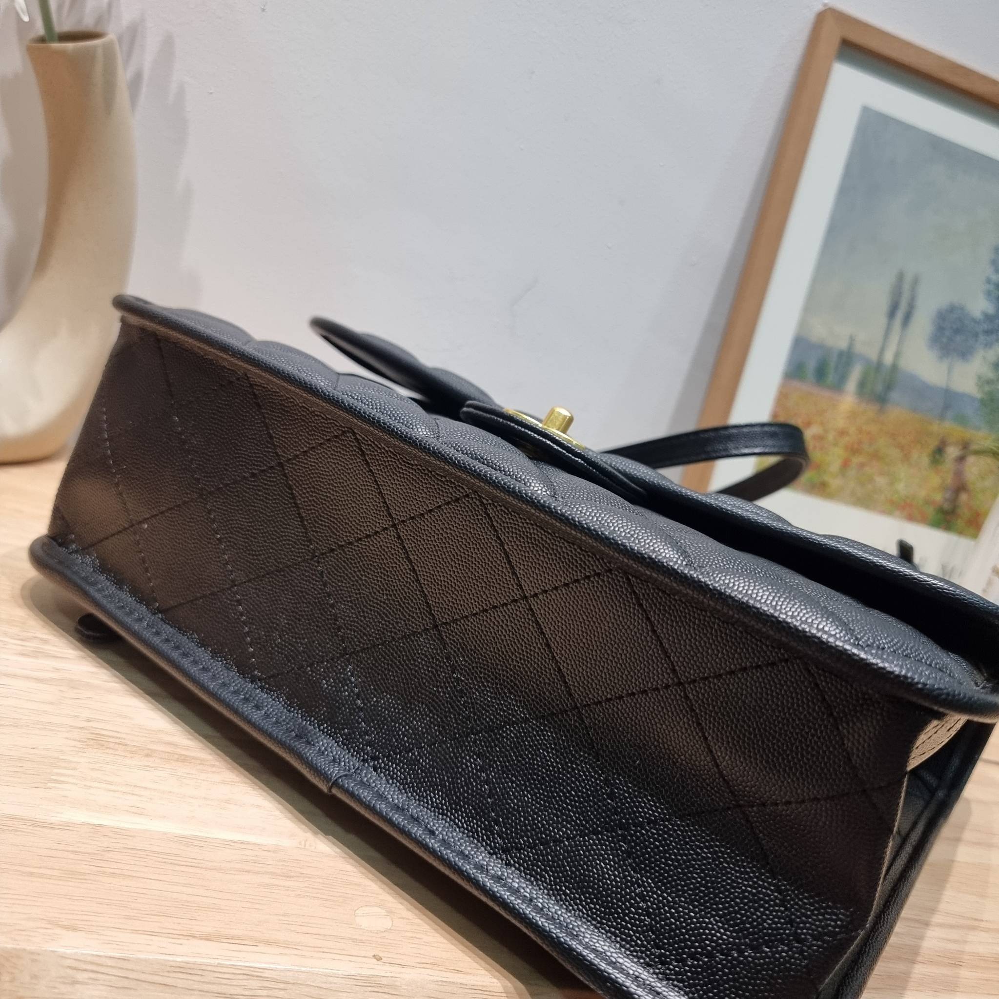 Chanel 22k backpack ที่สุดของไอเท็มที่ตัวแม่ยังต้องมี กับกระเป๋าสะพายทรงเป้ ดีไซน์สุดชิค รูปทรงสวยเป็นเอกลักษณ์ ใบใหญ่จุของคุ้ม สะพายออกทริปไปเที่ยวได้สบายๆ วัสดุหนังลายคาเวียร์ ผิวสัมผัสดี