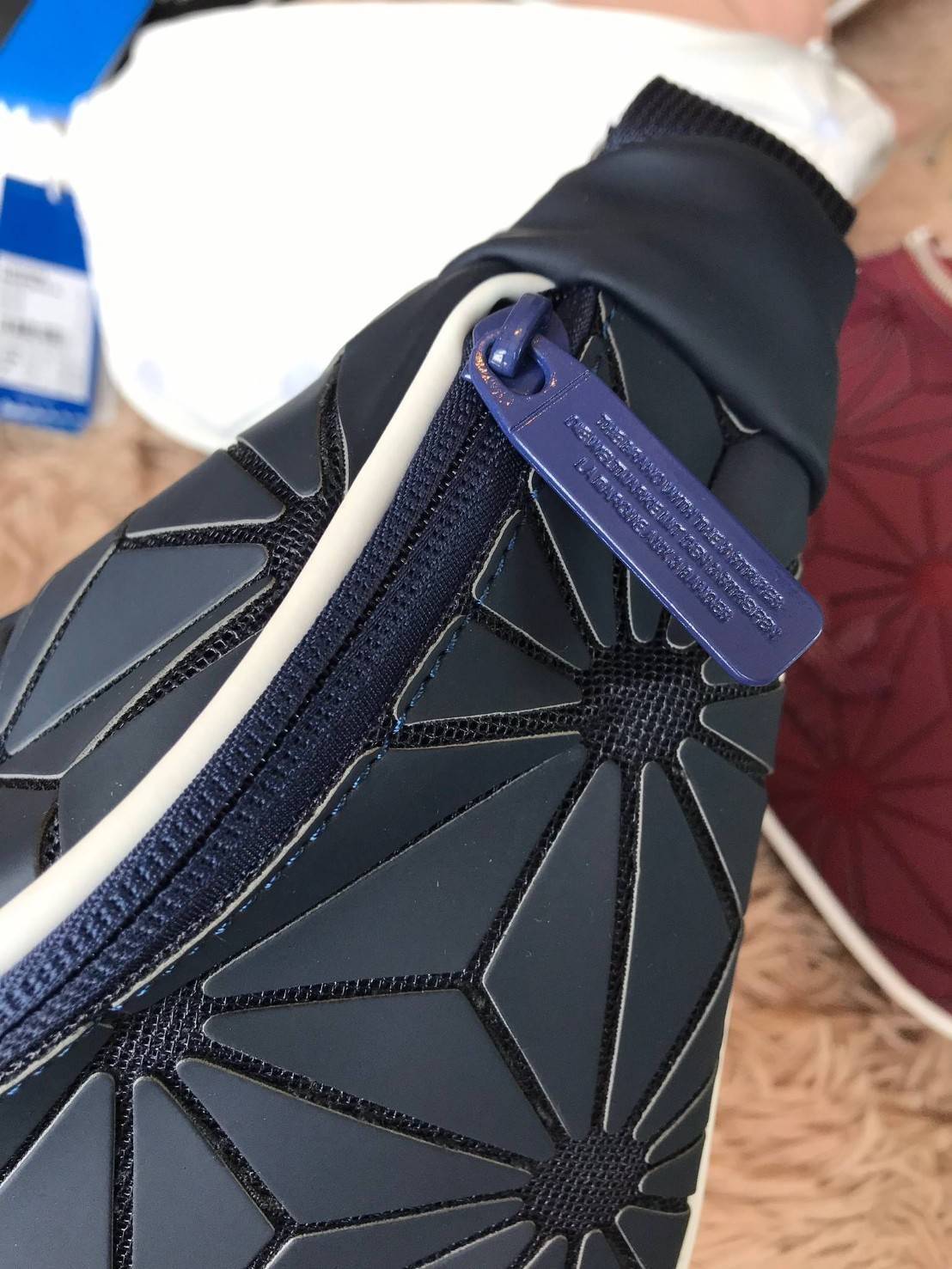 Adidas Originals 3D Mini Airline (ISSEY MIYAKE Style Shoulder Bag) กระเป๋าสะพายสไตล์สปอร์ตแบบคาดเอวคาดอกรุ่นใหม่ดีไซน์สุดฮิตสไตล์ ISSEY MIYAKE ใช้ได้ทั้งชายและหญิง ขนาดกำลังดี น้ำหนักเบา ด้านหน้าประดับโลโก้แบรนด์ เปิดปิดด้วยซิปสะดวกใช้อะไหล่ปั้มแบรนด์สวยด