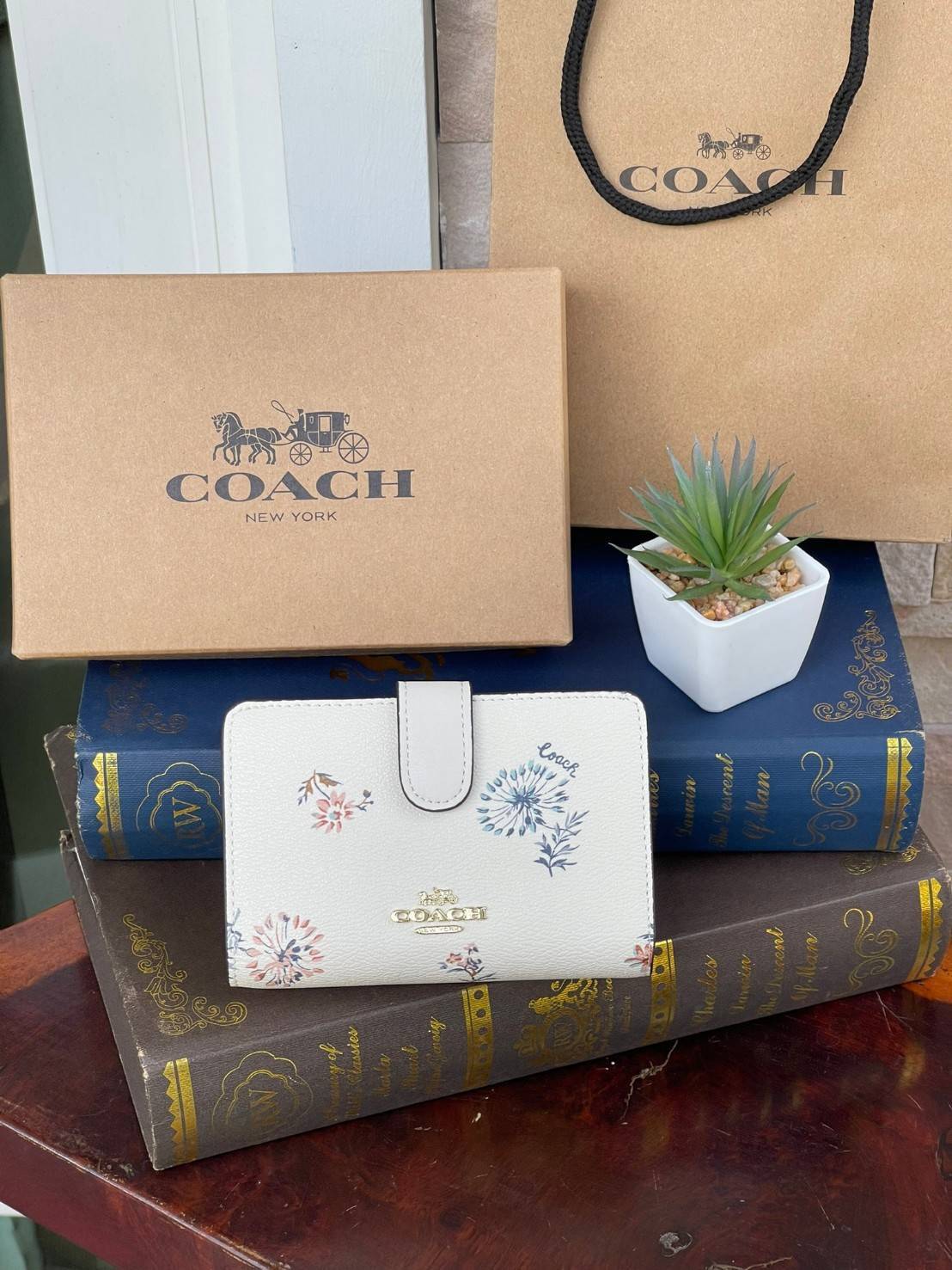 COACH MEDIUM CORNER ZIP WALLET IN SIGNATURE CANVAS กระเป๋าสตางค์ขนาดกลางที่ถือว่าเป็นไอเทม Must Have ของทุกเพศทุกวัยที่ต้องพกติดตัวไว้ตลอดเวลา เพราะนอกจากจะช่วยจัดเก็บเงิน บัตรประชาชน บัตรเครดิตและต่าง ๆ ให้เป็นระเบียบเรียบร้อยยังต้องคำนึงถึงประโยชน์ใช้สอ
