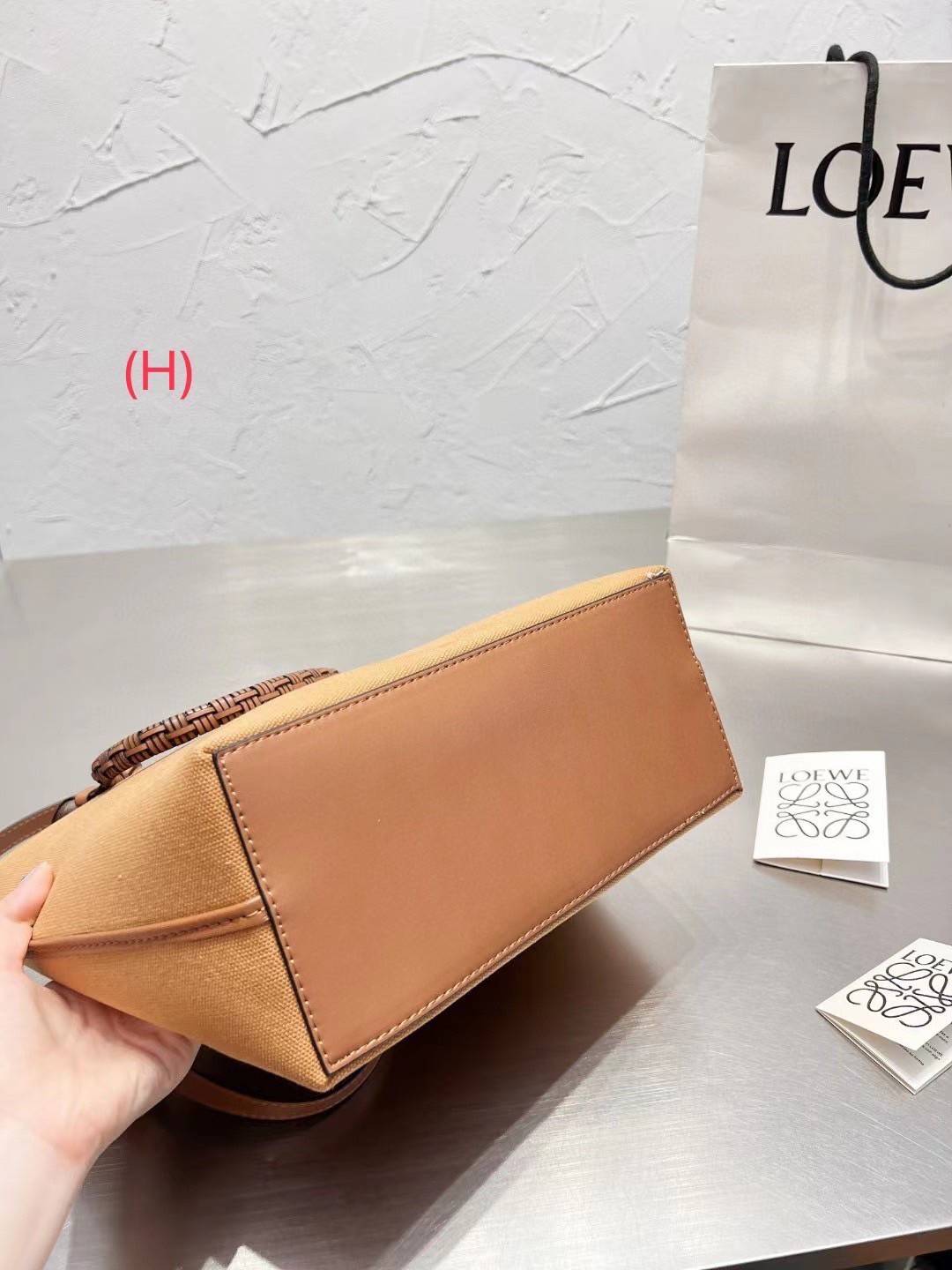 Loewe Jacquard Anagram Canvas Tote Bag / LOEWE HANDLE & SHOULDER BAG / Loewe Tote Bag กระเป๋าทรงโท้ทดีไซน์สุดหรูคงเอกลักษณ์แบรนด์ ภายในโล่งกว้าง ใบใหญ่กำลังดีจุสัมภาระได้เยอะ มาพร้อมหูหิ้วหนัง2แบบให้เลือกใช้ทั้งหูสั้นแบบหนังสานจับถนัดมือ และหูยาวสะพายไหล่