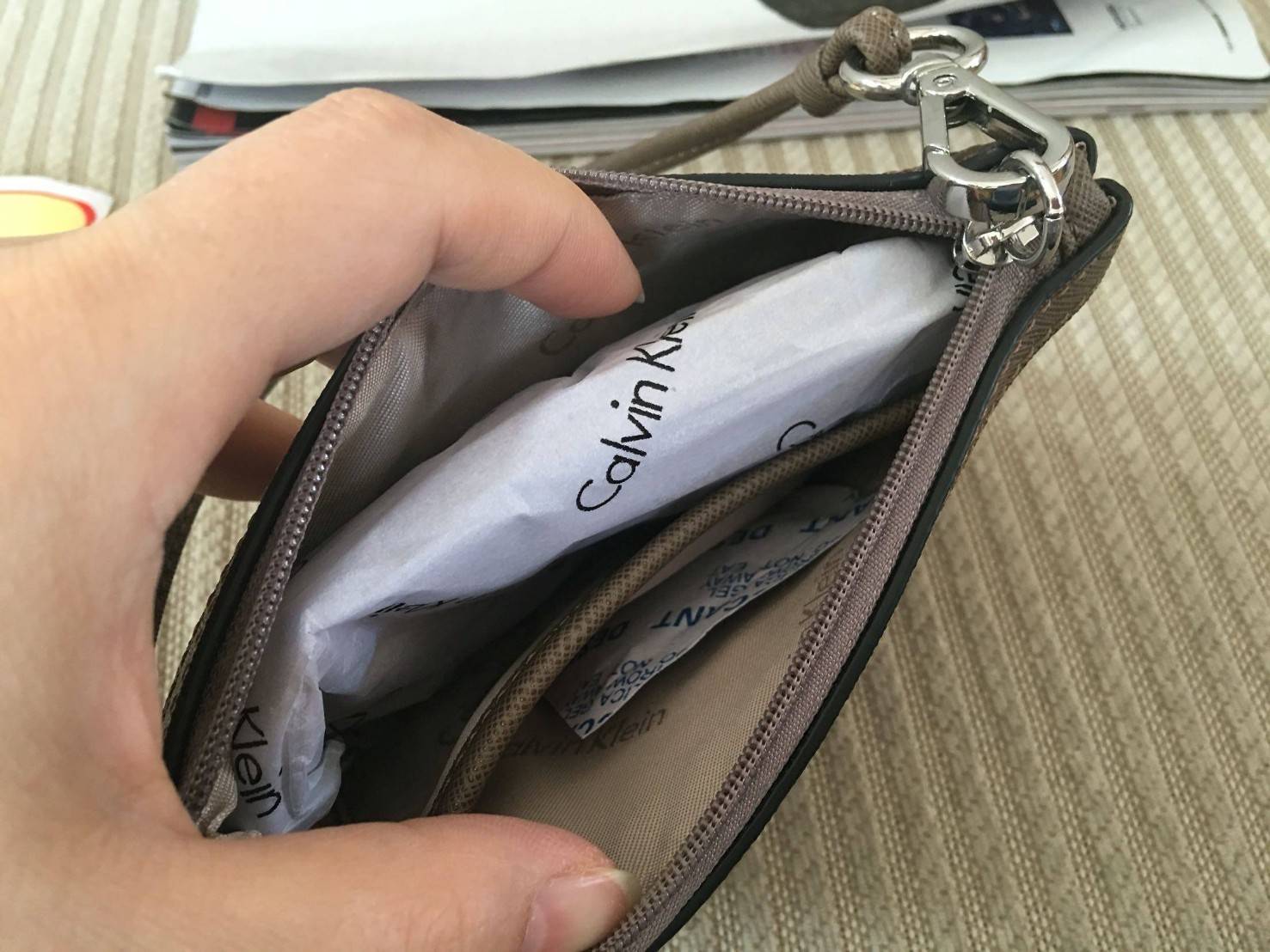 New must have item! กระเป๋าคล้องมือ ทรงน่ารัก จากแบรนด์ calvin klein มีมาให้ช้อปคะ หนัง pvc ทั้งใบอย่างดี มีสายคล้องมือเก๋ ด้านหน้าตกแต่งด้วยโลหะปั้มแบรนด์ เปิดปิดด้วยซิป ด้านในบุด้วยผ้าปั้มแบรนด์ มีช่องใส่บัตรแยก จะใส่ธนบัตรหรือบัตร ก็พกติดตัวในวันสบายๆ