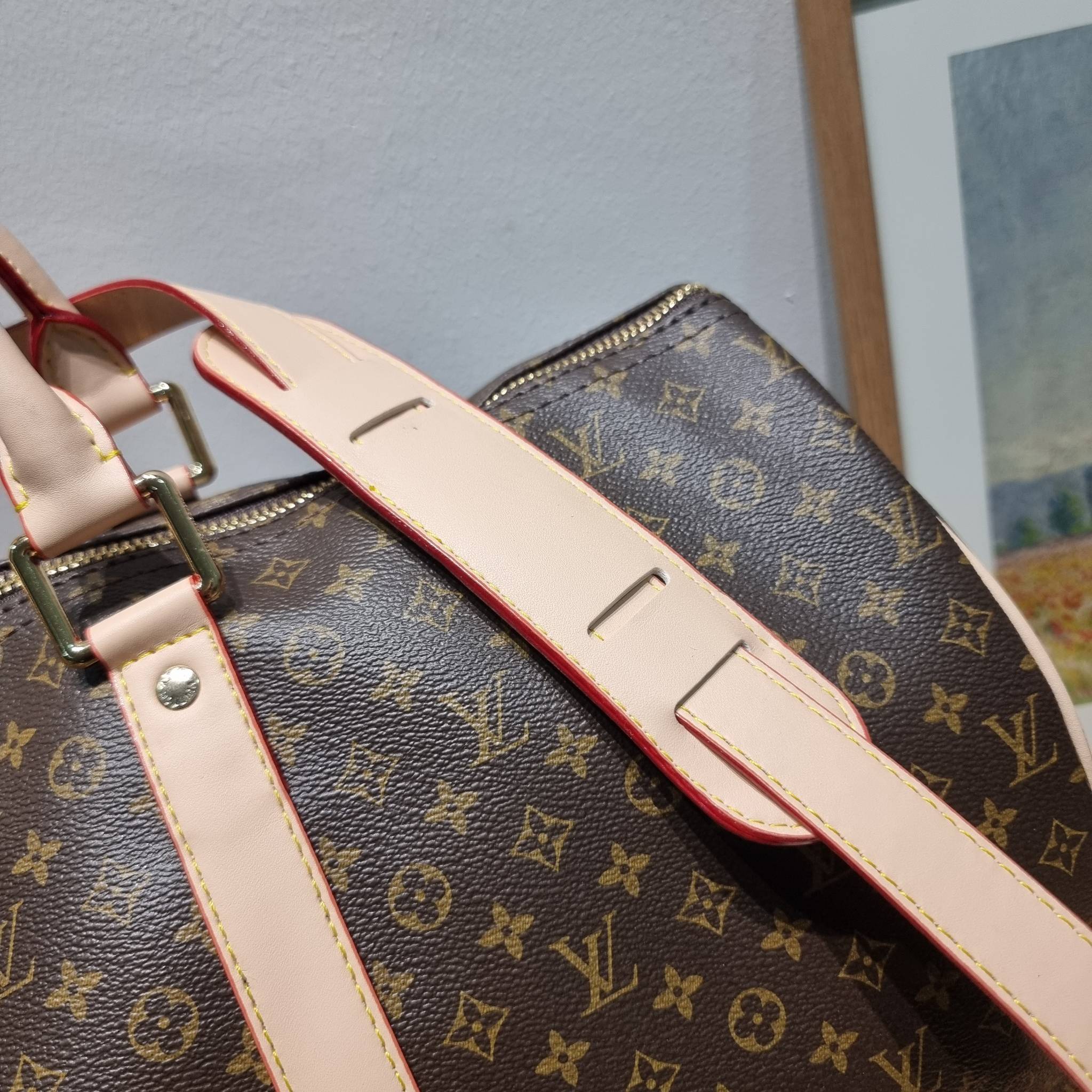 LV KEEPALL BANDOULIERE กระเป๋าเดินทางสุดคลาสสิค ทึ่ใครๆก็เฝ้ารอ ไอเท็มที่จะทำให้การเดินทางไม่ธรรมดาอีกต่อไป ด้วยดีเทลความเป็นเอกลักษณ์ เรียบแต่หรู วัสดุหนังแคนวาสคุณภาพดี ลวดลายโมโนแกรม เปิด-ปิดด้วยซิปแน่นหนา มีกุญแจล็อคได้ มีสายสะพายครอสให้ ภายในโล่งกว้า