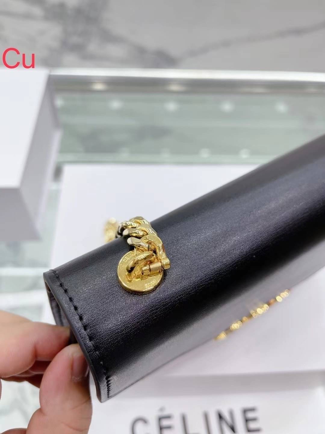 CELINE chain besace triomphe in shiny calfskin กระเป๋าสะพายสายโซ่ซีลีน รุ่นใหม่ล่าสุด อีกหนึ่งรุ่นในซีรีส์ Triomphe ที่ได้รับความนิยมอย่างมาก ด้วยรูปร่างทรงโค้งมนมีความคลาสสิกตามแบบฉบับแบรนด์