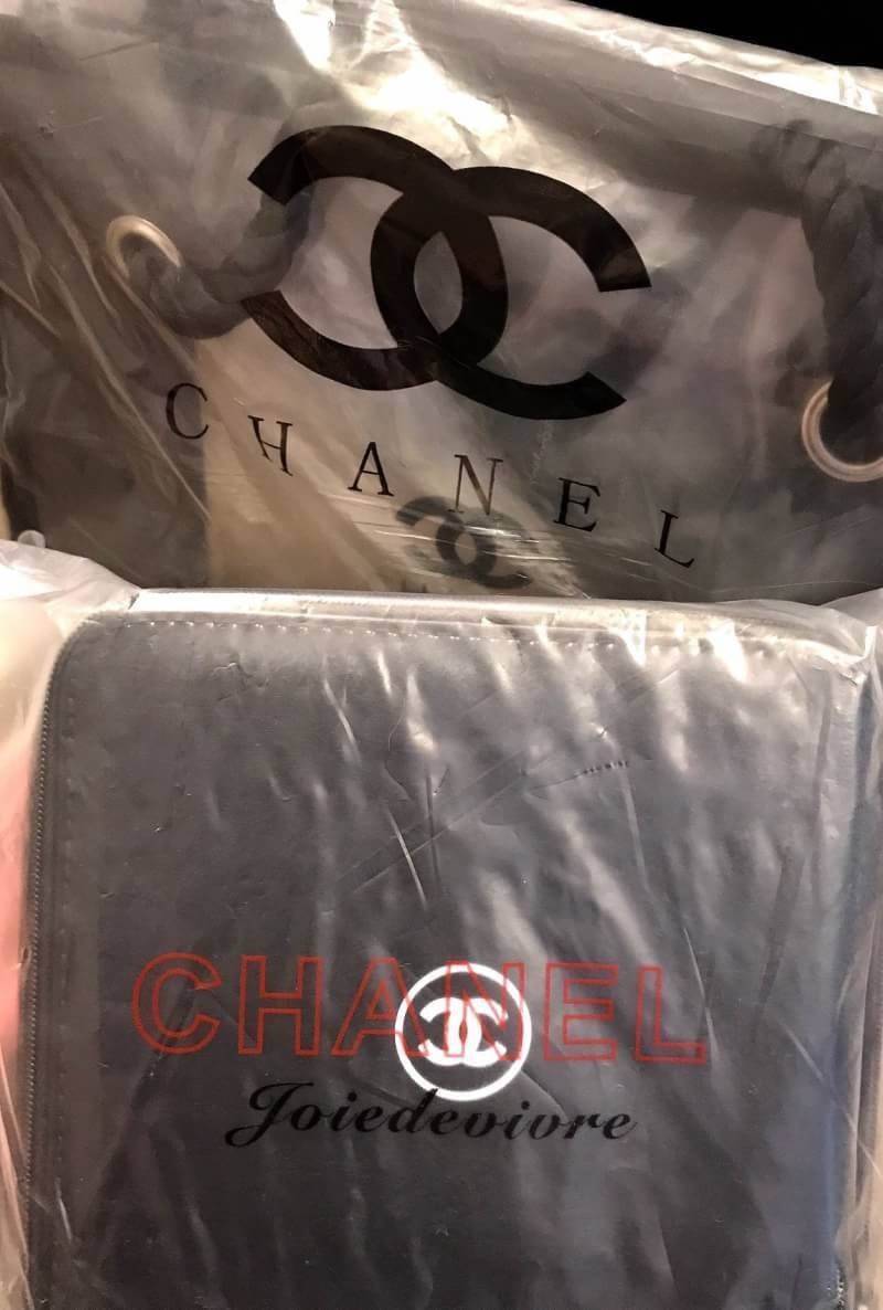 Best Gift Ideas!!! ห้ามพลาด! SET หายาก..น่าใช้น่าสะสม! Must Have! New Chanel VIP Beaute Clear Transparent Cosmetic Bag & Chanel Cosmetic Hard Case Square With Zip พรีเมี่ยมกิ้ฟของแท้ Limited Edition จากผลิตภัณฑ์ Chanel Lelift ของแท้นำเข้าจากเคาเตอร์ต่างปร
