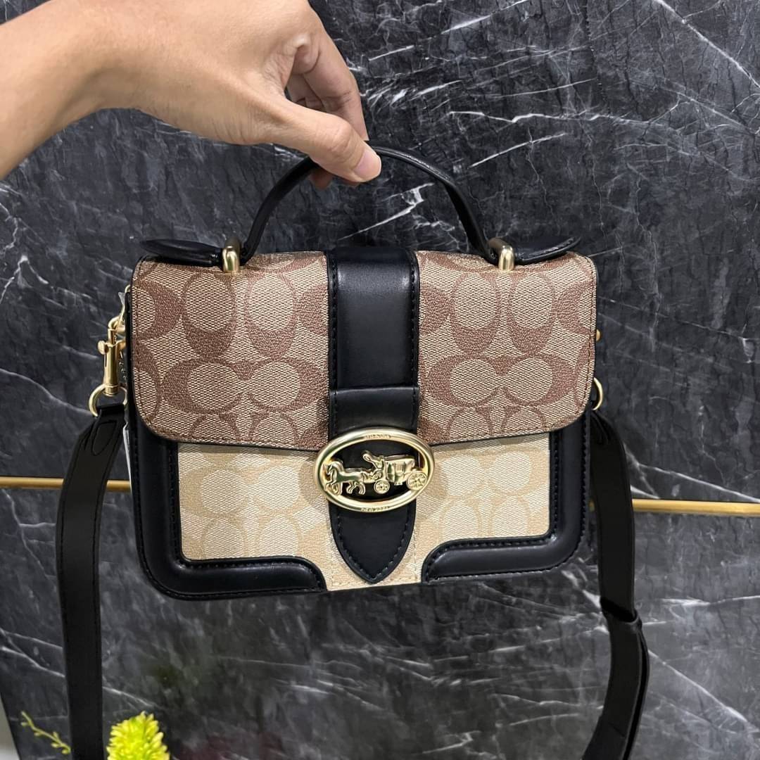COACH SMALL GEORGIE TOP HANDLE IN BLOCKED SIGNATURE CANVAS ((6504//0468//6192//6015)) compact body portable shoulder bag 🌈ห้ามพลาด รุ่นแนะนำค่าา! พร้อมส่งทันที! กระเป๋าหิ้ว//สะพายข้างได้ วัสดุหนังแท้ 🔺หนึ่งใบทำลายหนังผสมกัน3แบบได้ลงตัวสวยง