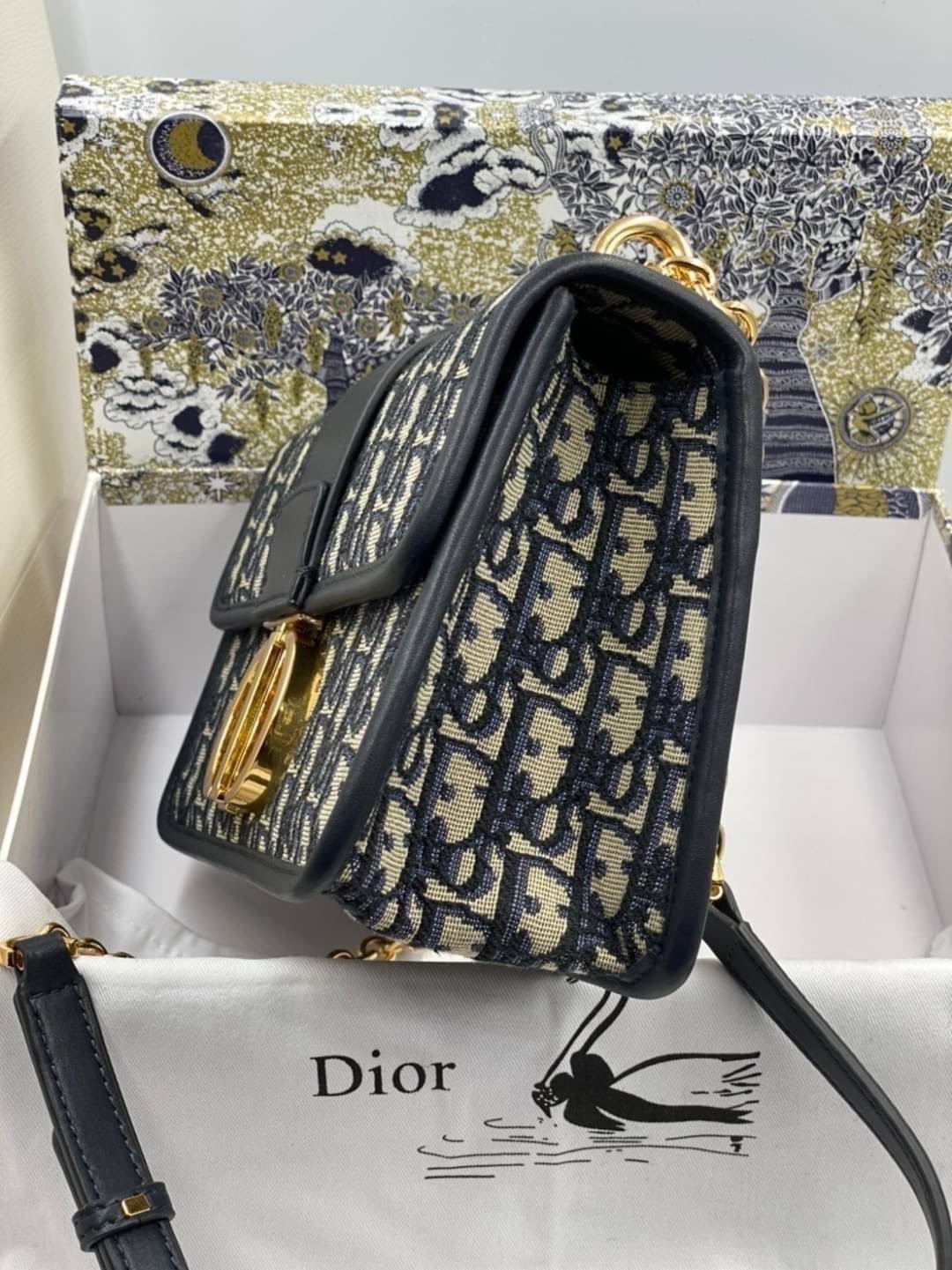 หนังแท้ CHRISTIAN DIOR 30 MONTAIGNE BAG Oblique Jacquard เอกลักษณ์ของความหรู น้ำหนักเบา ไอเท็มหายาก!! Best seller!! ยกให้น้องเลย!! ดีไซน์เรียบหรูในความเป็นเอกลักษณ์ ใช้งานง่าย สะดวก ได้ทุกโอกาส แนะนำเป็น everyday bag ติดตัวไว้เลยจ้าสาวๆ พร้อมส่งที่ไทย ภาพ