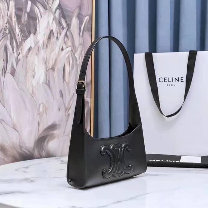 หนังแท้ CELINE SHOULDER BAG CUIR TRIOMPHE IN SMOOTH CALFSKIN ภาพสินค้าถ่ายจากงานขายจริง ใช้งานต่างประเทศได้