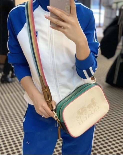 COACH JES CROSSBODY IN COLORBLOCK((72704)) พร้อมส่งอีกครั้ง ห้ามพลาดก่อนหมดค่ะ! กระเป๋าสะพายข้าง//หรือครอสบอดี้ร์ หนังแท้นิ่ม ลายหนังสวยงาม ด้านหน้ามีโลโก้แบรนด์แบบรถม้าเก๋ไก๋ค่ะ มี2ช่องซิปหลักให้ใส่ของ;สามารถใส่กระเป๋าเงินใบยาวได้;ของอื่นๆได้หลายอย่างเลย