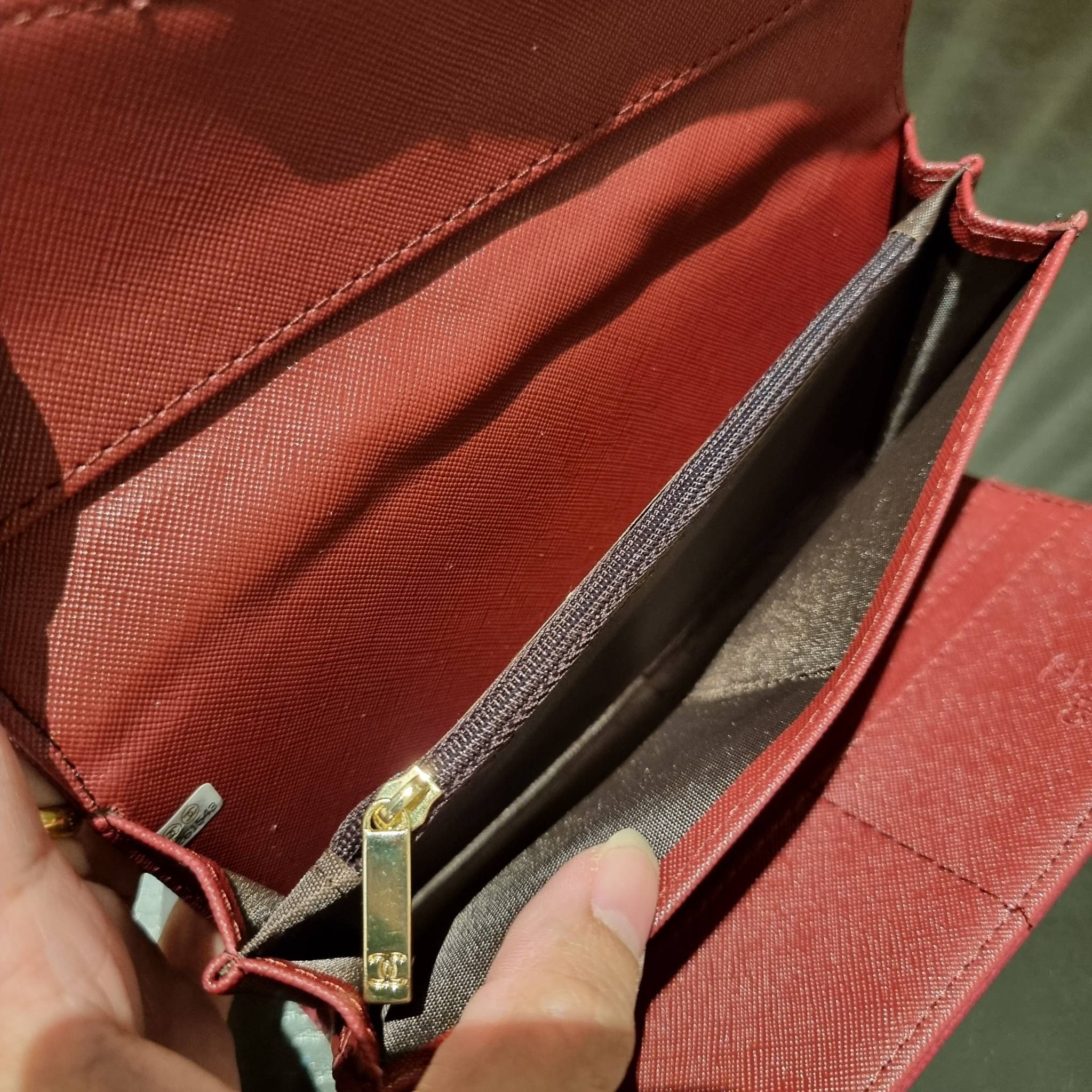 VIP 】กระเป๋าสตางค์ใบยาวรุ่นฝาพับที่ถามหากันมากที่สุด!! สวยรับทรัพย์จาก Chanel วัสดุหนังลายคาร์เวีย ลุคผู้ดีที่สุด เปิด-ปิดด้วยกระดุมแม่เหล็ก ภายในกระเป๋ามีช่องใส่บัตรได้เยอะ ใส่ธนบัตร ใส่เหรียญได้ มีช่องซิปแยกอีกหนึ่งช่อง ดีไซน์เรียบหรูดูคลาสสิค!! สาวๆห้า