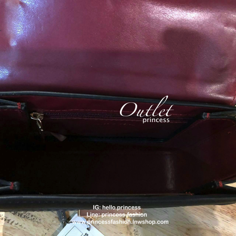 CHARLES & KEITH PUSH LOCK FRONT FLAP BAG 2018 กระเป๋าถือขนาดมินิดีไซน์สุดชิคคุณหนูมากค่ะโดดเด่นที่กระเป๋าpu ลายสานสวยสะดุดตา ฝาปิดกำมะหยี่ดูเรียบหรู เปิดปิดด้วยฝาปิดตัวล๊อคปั้มแบรนด์ ภายในมีช่องใส่บัตร ใส่มือถือ iphone8+ได้ค่ะ อะไหล่ทองสวย สายโซ่ยาวสะพายไ