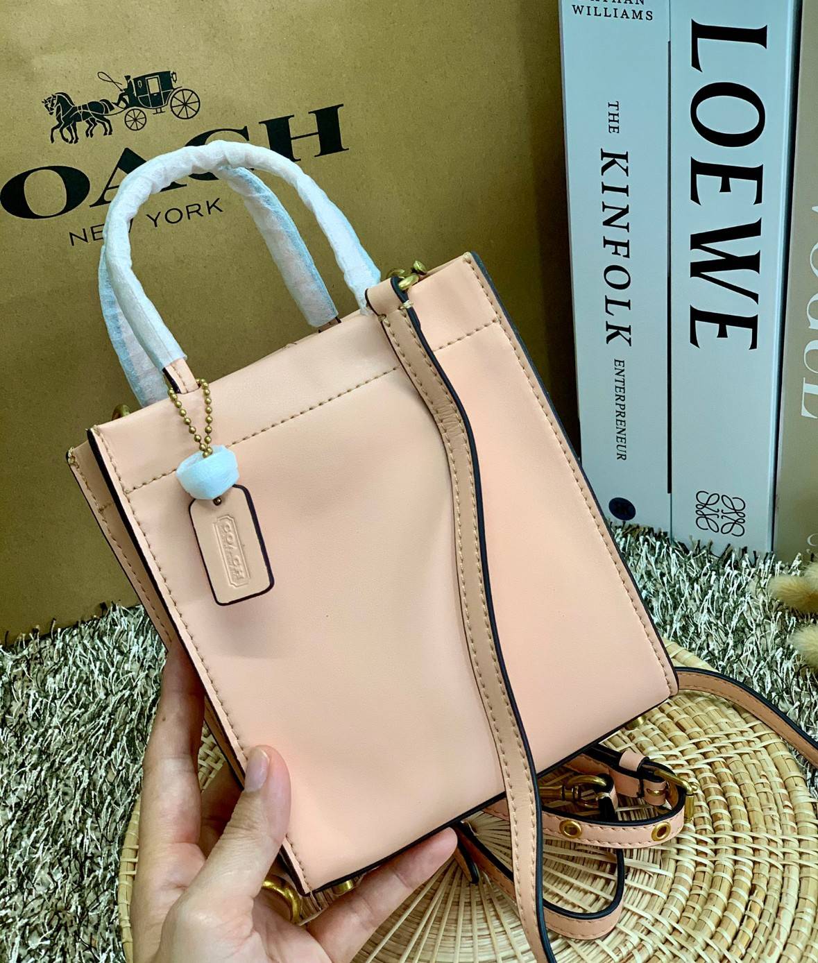 COACH MINI CASHIN TOTE ((C4828)) 💥พร้อมส่งที่ไทยรุ่นใหม่ล่าสุดค่ะ! กระเป๋าขนาดมินิ หนังแท้ หนังนิ่มสวย น่าใช้มากๆค่ะ ปากกระเป๋าแบบแม่เหล็ก ภายในสามารถใส่กระเป๋าเงินใบกลางได้;มือถือแบบตั้งได้ทุกรุ่น;ของจำเป็นจุกจิกสาวๆได้หลายอย่างนะคะ;พร้อมช่องเสีย