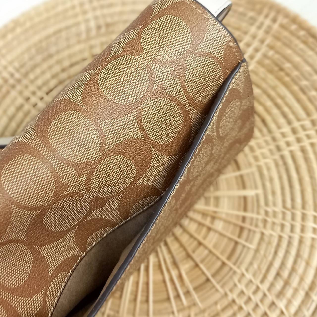 COACH MINI BRYNN CROSSBODY IN SIGNATURE CANVAS (COACH C5592)🍁สวยหรูหรา น่ารัก ด้วยลุคคุณหนู เกินเบอร์มาก!!//กระเป๋าถือ กระเป๋าสะพาย ลุคเก๋ ไซร์มินิ จะถือเป็นครัชแบบเลิศๆ หรือสะพายเป็นครอสบอดี้สุดชิลๆก็รอด// วัสดุหนังแคนวาสคุณภาพ ตกแต่งดีเทลหรูด้วย