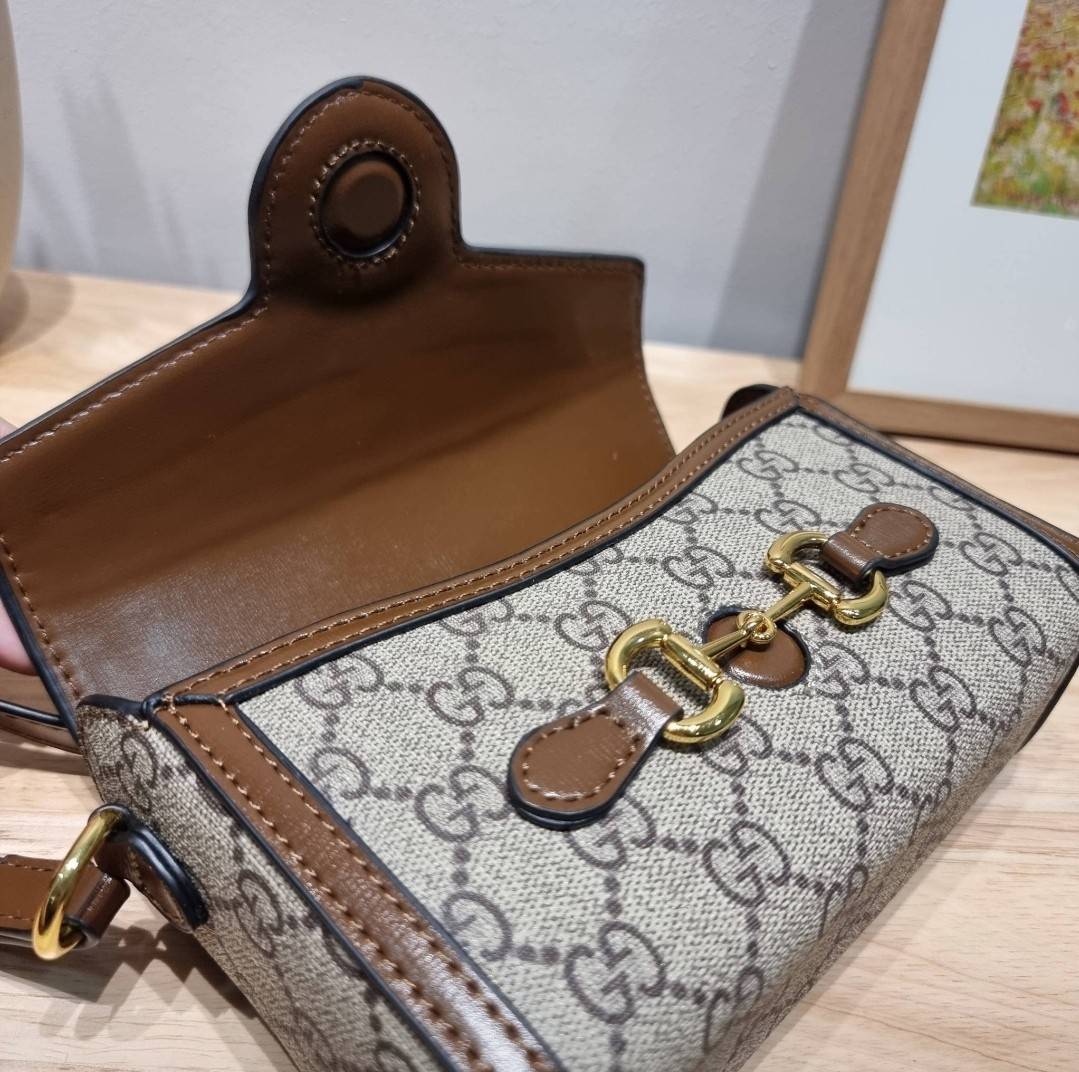 Gucci Horsebit 1955 Mini Bag / GC crossbody horizon mini bag กระเป๋าสะพายข้างขนาดกำลังดี สวยอยู่ทรง วัสดุหนังแคนวาสทนทาน แฝงความหรู เปิด-ปิดฝาสอดพร้อมแม่เหล็กในตัว ภายในเป็นช่องโล่ง ใส่โทรศัพท์ได้ทุกรุ่น พกแทนกระเป๋าสตางค์ ใส่บัตร ใส่ธนบัตรพกง่ายๆก็ได้ สา