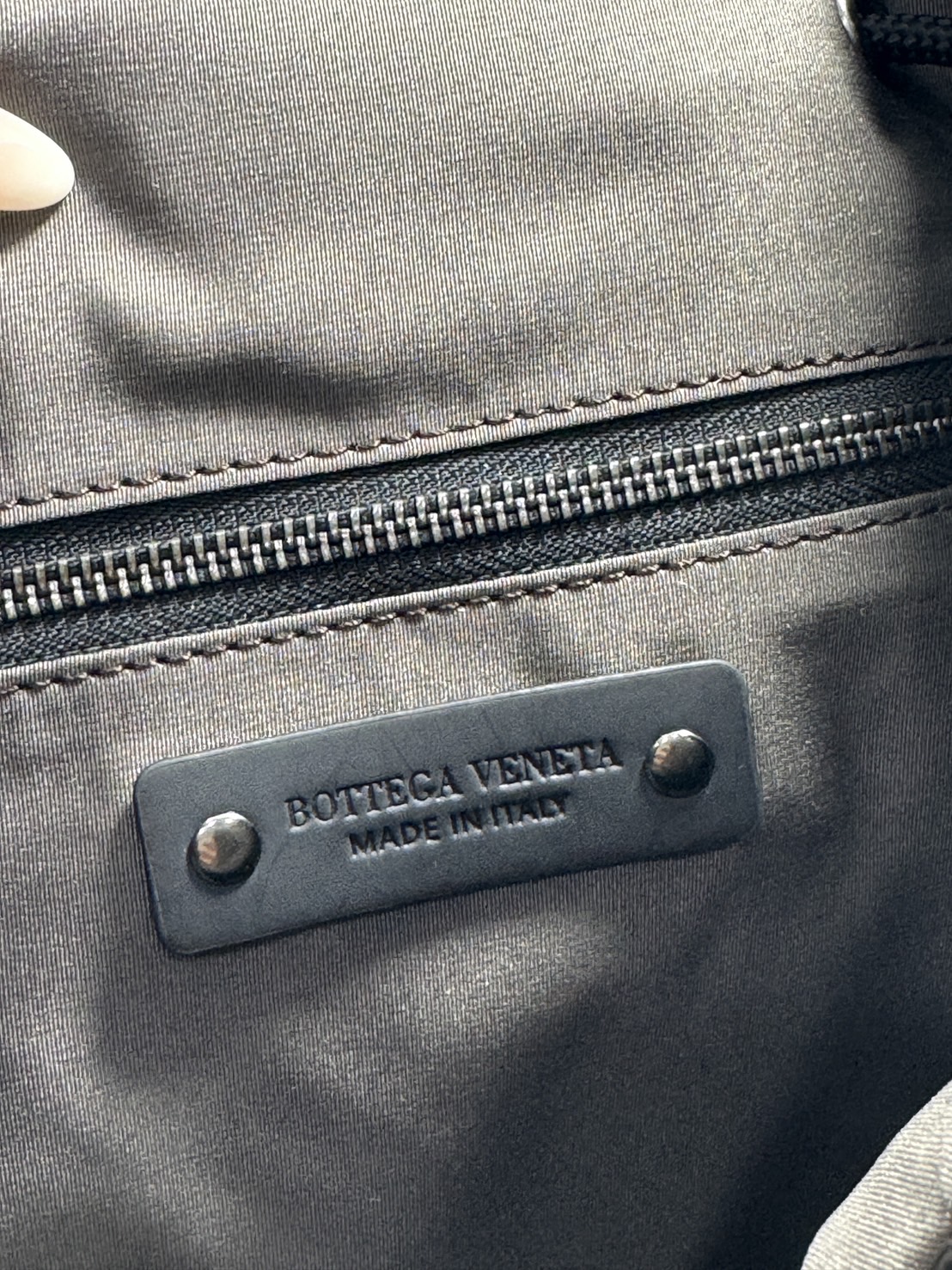 ORI หนังแท้ | Bottega Veneta Shadow Signature Flap Backpack กระเป๋าเป้ กระเป๋าสะพายหลัง โดดเด่นด้วยงานสานตารางสวยคลาสสิคเรียบหรูเป็นเอกลักษณ์ ดีไซน์เรียบง่าย แต่ดูแพง กิมมิคที่ใครๆก็อยากเป็นเจ้าของ