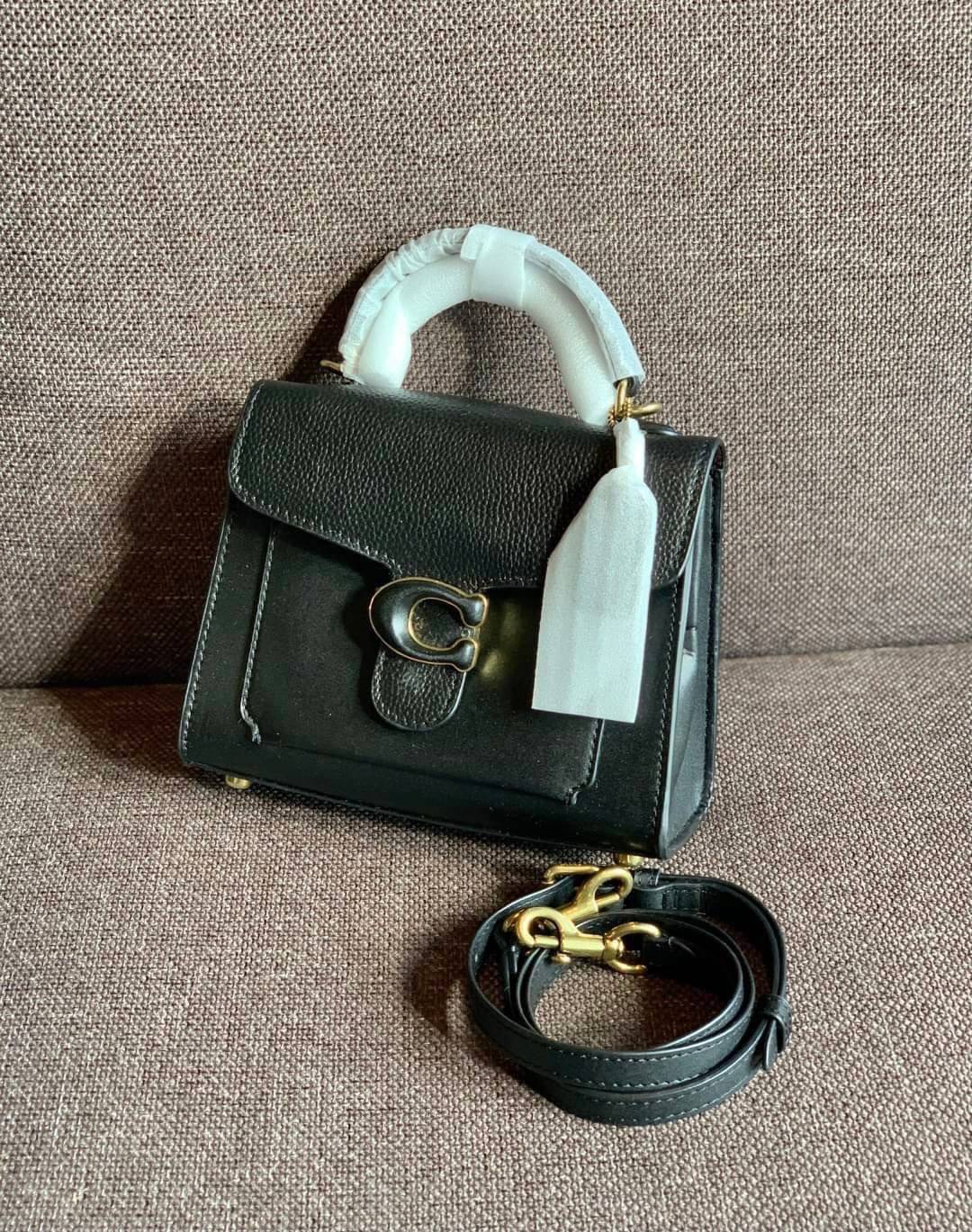 COACH TABBY TOP HANDLE 20 พร้อมส่งที่ไทยค่ะ! กระเป๋าหิ้ว//สะพายข้างได้ หนังแท้อย่างดี กหนึ่งใบทำหนังสองลายได้อย่างสวยงาม พร้อมโลโก้รุ่นใหม่ล่าสุดดูดีมากๆค่ะ เปิดปิดกระเป๋าแบบกดล็อค ภายในมีช่องหลักสองช่อง ใส่มือถือได้ทุกรุ่น;กระเป๋าเงินใบกลางได้;ของจำเป็นจ