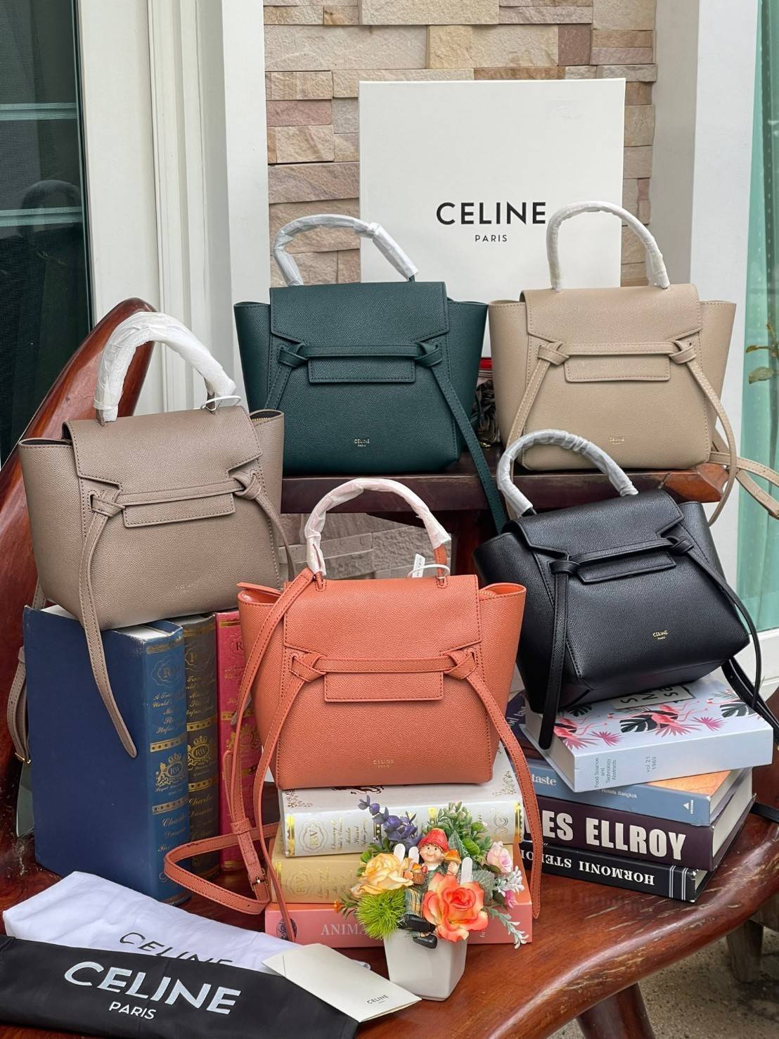 Celine NANO BELT BAG กระเป๋ารุ่น Belt Bag จาก CELINE เป็นกระเป๋าถือที่มีสไตล์มินิมอล และดูเรียบง่าย แต่หรูหรา ครองใจสาวก CELINE ได้เป็นอย่างดี โดยรวมแล้วรูปทรงของกระเป๋าถือว่าออกแบบมาได้อย่างพอดี ไม่มากหรือน้อยจนเกินไป คือช่วยให้คุณดึงดูดสายตาของผู้คนให้ม
