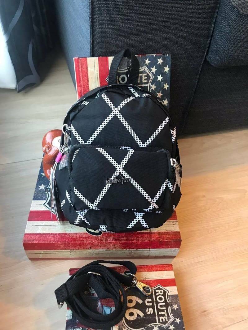 Kipling MINI BACKPACK Small backpack กระเป๋าเป้มินิ ส วัสดุไนล่อน กันน้ำได้ รูปทรงสวย ขนาดกะทัดรัด น้ำหนักเบา สีสันสดใส มาพร้อมสายถอดออกได้ สามารถ เลื่อนปรับสายสะพายได้ 2 แบบสะพายไหล่ , แบบเป้สะพายหลัง ด้านหน้ามีช่องซิป 1 ช่อง ช่องหลักด้านกว้างมีช่องซิป แ
