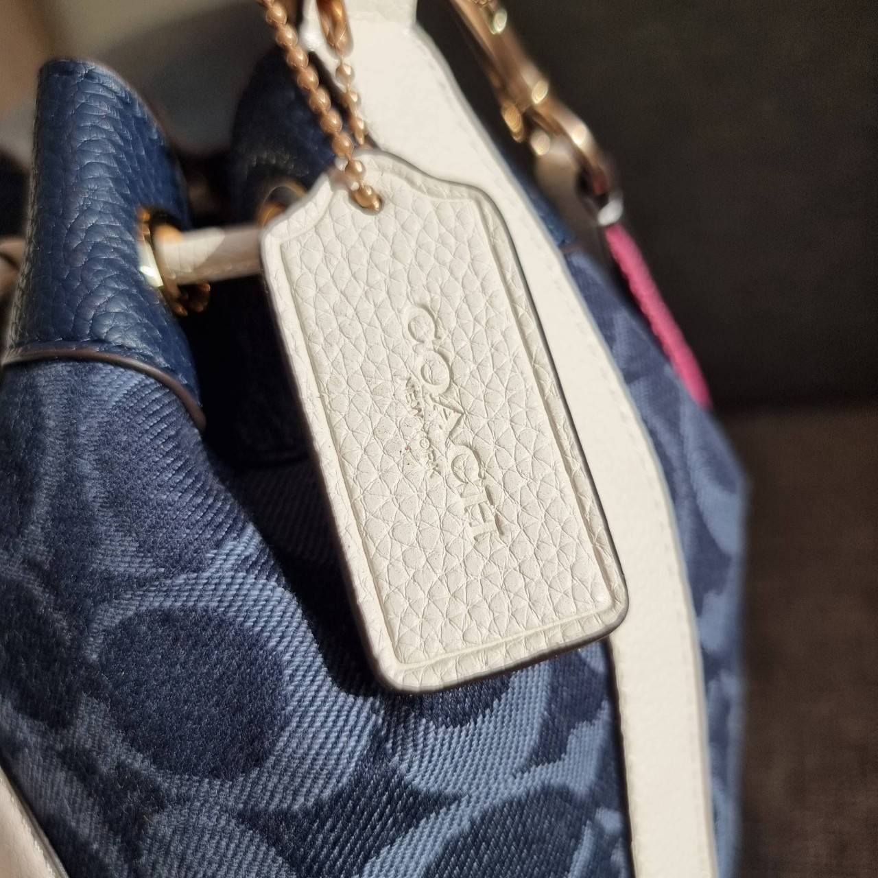 OUTLET 】COACH DEMPSEY DRAWSTRING BUCKET BAG IN SIGNATURE JACQUARD WITH STRIPE AND COACH PATCH C4101 C4102 พี่สาวใบใหญ่สุดสวยมาแล้วจ้า!! กระเป๋าทรงถังไซส์ใหญ่ ที่สาวๆรอคอย ใช้งานง่ายด้วยการรูดหนังปิดรอบปากกระเป๋า ทุกอย่างลงตัวที่สุด!! โดดเด่นด้วยลวดลายสีสั