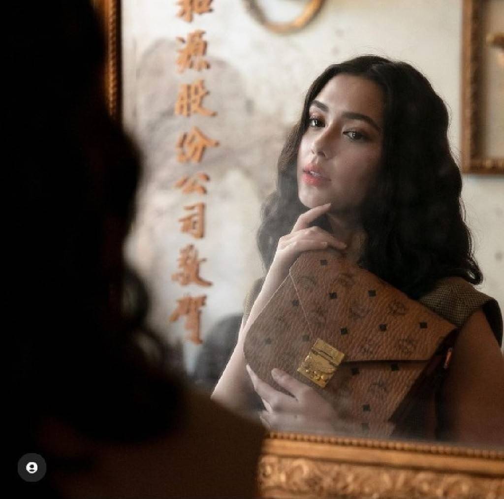 M.C.M PATRICIA SHOULDER BAG IN VISETOS กระเป๋าสะพายไหล่/ข้าง ดีไซน์ได้อย่างมีสไตล์ ดูมีสเน่ห์ด้วยทรงกระเป๋าที่โค้งบริเวณฐาน ให้ความรู้สึกนุ่มนวลมากขึ้น ใบนี้แมทช์ได้กับทุกลุค เท่ๆ casual หรูหรา หวานๆ ก็ทำให้โดดเด่นได้ด้วยไอเท็มนี้ วัสดุหนังแคนวาสคุณภาพดี 