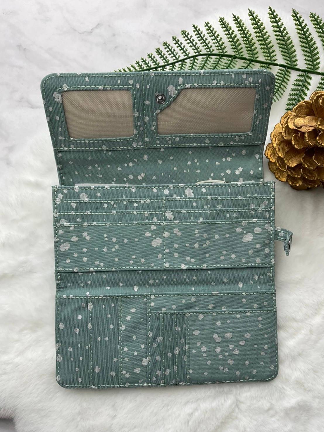 กระเป๋าสตางค์ยาว 3 พับตอน Kipling Brownie long tri-fold wallets กระเป๋าสตางค์ยาวแบบ3พับตอน วัสดุกันน้ำ เปิดปิดด้วยกระดุมแป๊ก มีช่องใส่ธนบัตรหลายช่อง ช่องเสียบการด์ได้ถึง13ช่องลายจุด และใส่รูปภาพได้อีก2ช่อง ช่องซิปใส่เหรียญ ช่องธนบัตร 3 ช่อง ที่จับหัวซิปปั