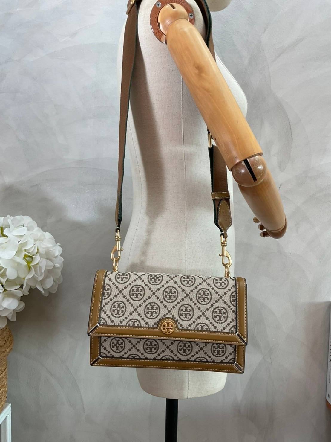 TORY BURCH 81000 MINI T MONOGRAM JACQUARD SHOULDER BAG คอลเลคชั่นฤดูใบไม้ผลิ 2021 กระเป๋าสะพายรุ่นใหม่จาก Tory Burch ดีไซน์สวยคลาสสิค แฝงไว้ด้วยความหรู ลวดลายผ้าแจ็คการ์ด T Monogram บนกระเป๋า Tory Burch นี้ เป็นการยกย่องให้กับงานควิลท์ชาวเพนซิลเวเนียดัตช์