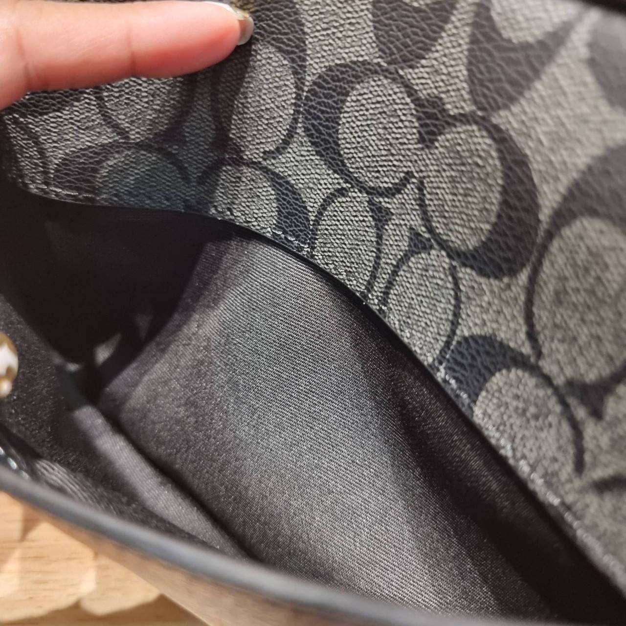 COACH ELIAS CROSSBODY IN SIGNATURE CANVAS BAG CJ509 CJ510 กระเป๋าครอสบอดี้ทรงคลาสสิค ดีไซน์รูปแบบใหม่ ใช้งานง่ายและสะดวก