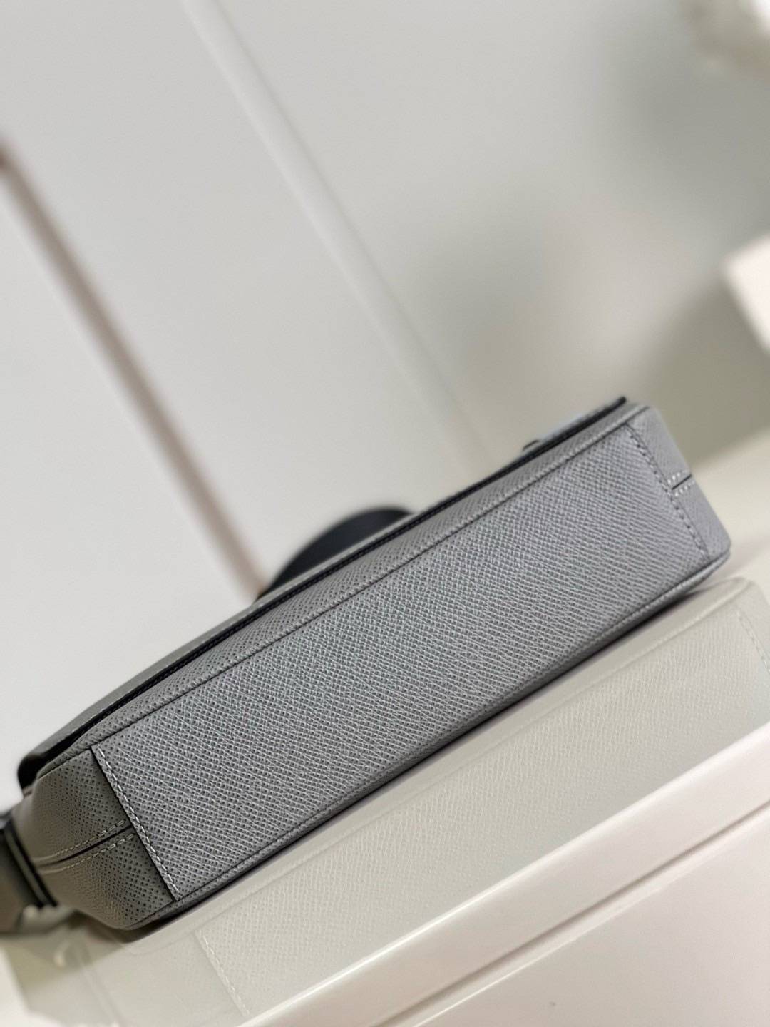 เกรดเทพ Top ORI | LV District PM Taiga leather Glacier Gray กระเป๋าสะพายทรงแมสเซ็นเจอร์ หนังแท้ เกรดดีสุด เทียบแท้