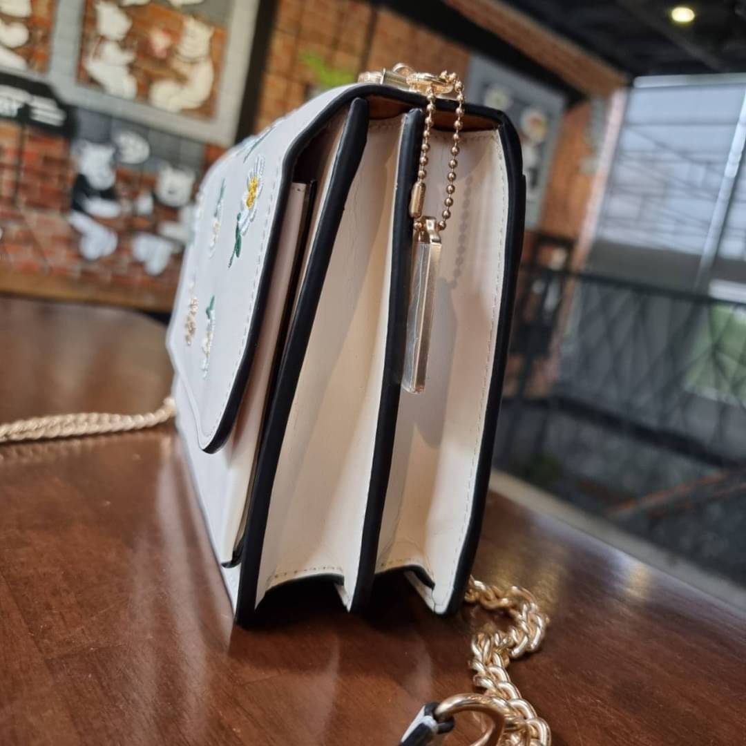 COACH C2858 KLARE CROSSBODY WITH DAISY EMBROIDERY ดอกเดซี่ฮิตไม่หยุดยั้ง!! ขายดิบขายดีทุกคอลเลคชั่น รอบนี้มาให้ได้ใช้งานง่ายกว่าเดิม กับกระเป๋าสะพายข้าง โทนสีละมุนลูกคุณหนู ดีไซน์ปักดอกเดซี่เพิ่มลูกเล่น ให้มีสีสัน สายสะพายโซ่สลับหนัง สะพายยังไงก็ขับผิว เป