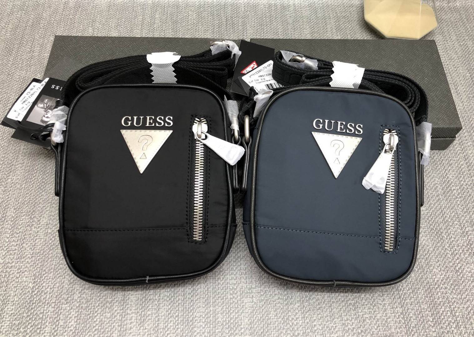 New GUESS SHOULDERBAG HM 6122 พร้อมส่งกระเป๋าสะพาย รุ่นนี้ใช้ได้ทั้งชาย/หญิง วัสดุไนล่อนอย่างดี คุณภาพสูง ด้านหน้าติดอะไหล่และโลโก้แบรนด์ มีช่องซิปใส่ของจุกจิก เปิดปิดกระเป๋าช่องหลักแบบซิป ด้านในโล่ง ลึก ใส่มือถือ กระเป๋าสตางค์ใบสั้นหรือสัมภาระอื่นๆได้พอป