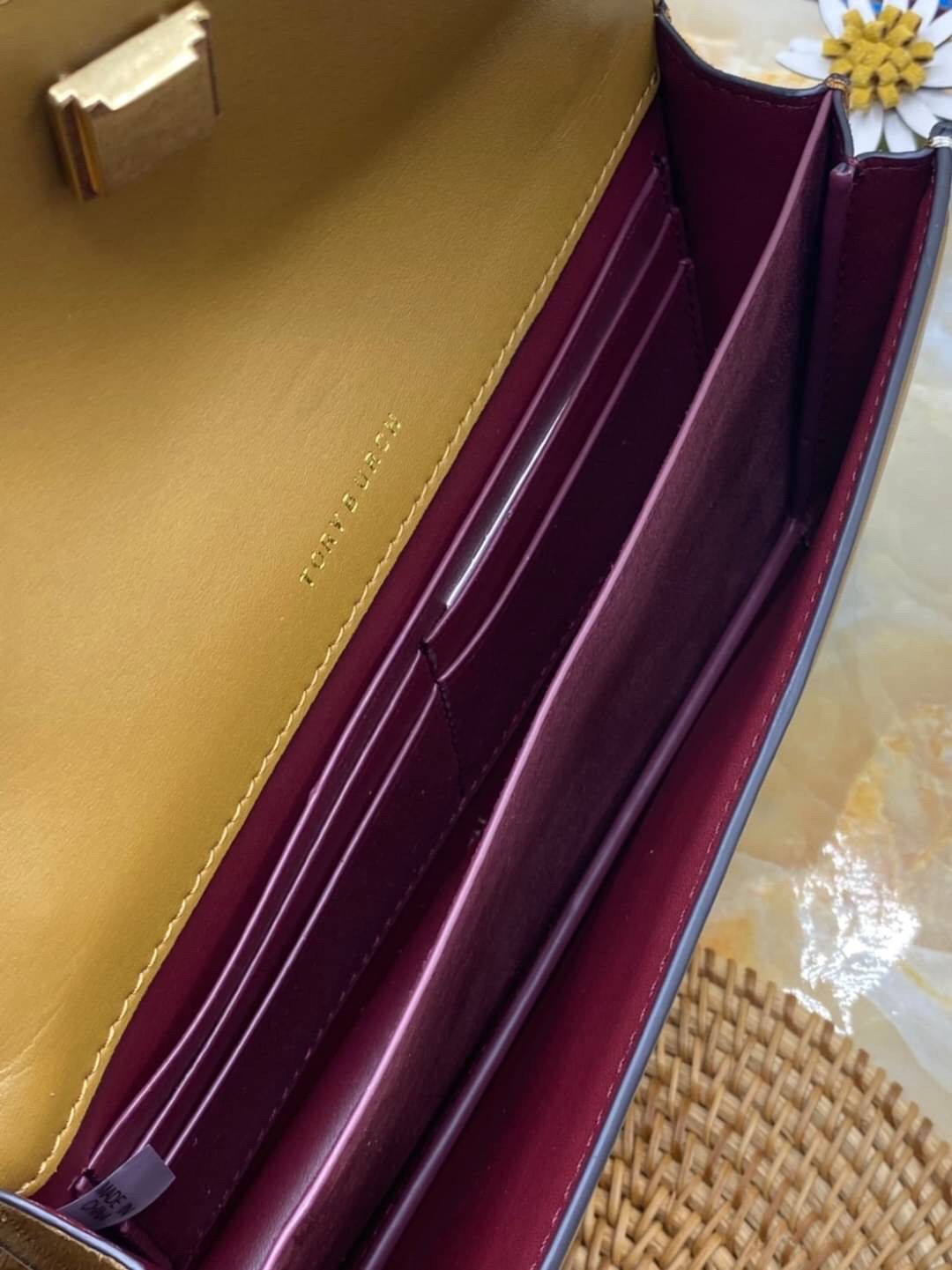 สีใหม่ Hazelnut Medium Size TORY BURCH T Monogram jacquard shoulder bag คอลเลคชั่น T Monogram สำหรับคอลเลคชั่นฤดูใบไม้ผลิ 2021 เราสร้างสรรค์ลายโมโนแกรมที่ได้รับแรงบันดาลใจมาจากลวดลายการถักทอผ้าห่มของชาว Pennsylvania Dutch แบบดั้งเดิม เป็นการเฉลิมฉลองโลโก้