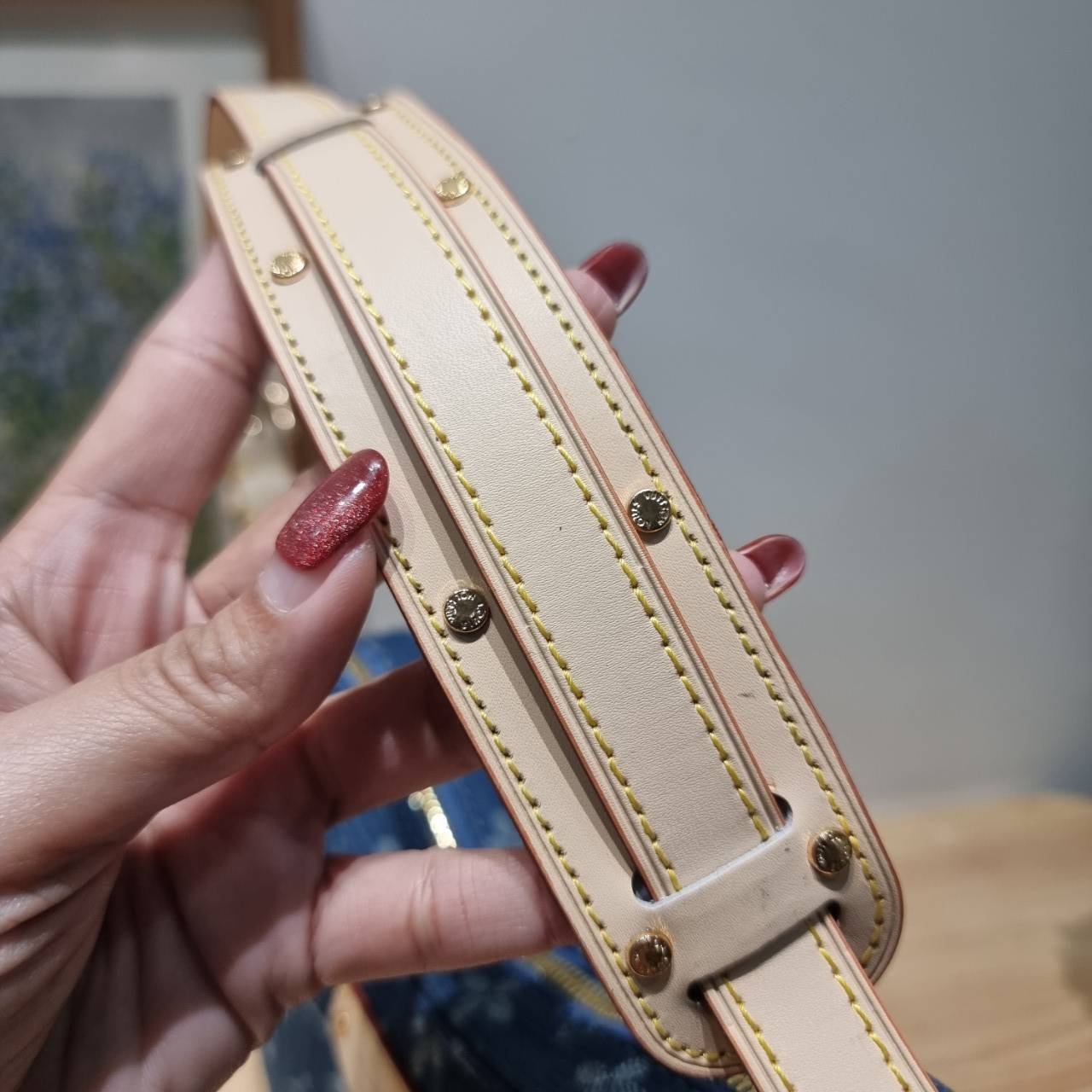 LV croissant denim bag กระเป๋าทรงครัวซองต์ ใหม่ล่าสุด สวยชิค ฉ่ำก่อนใคร ด้วยดีไซน์สุดเก๋แบบทำถึง เพิ่มดีเทลน่าใช้ด้วยใบลูก ที่แยกออกมาใช้ได้