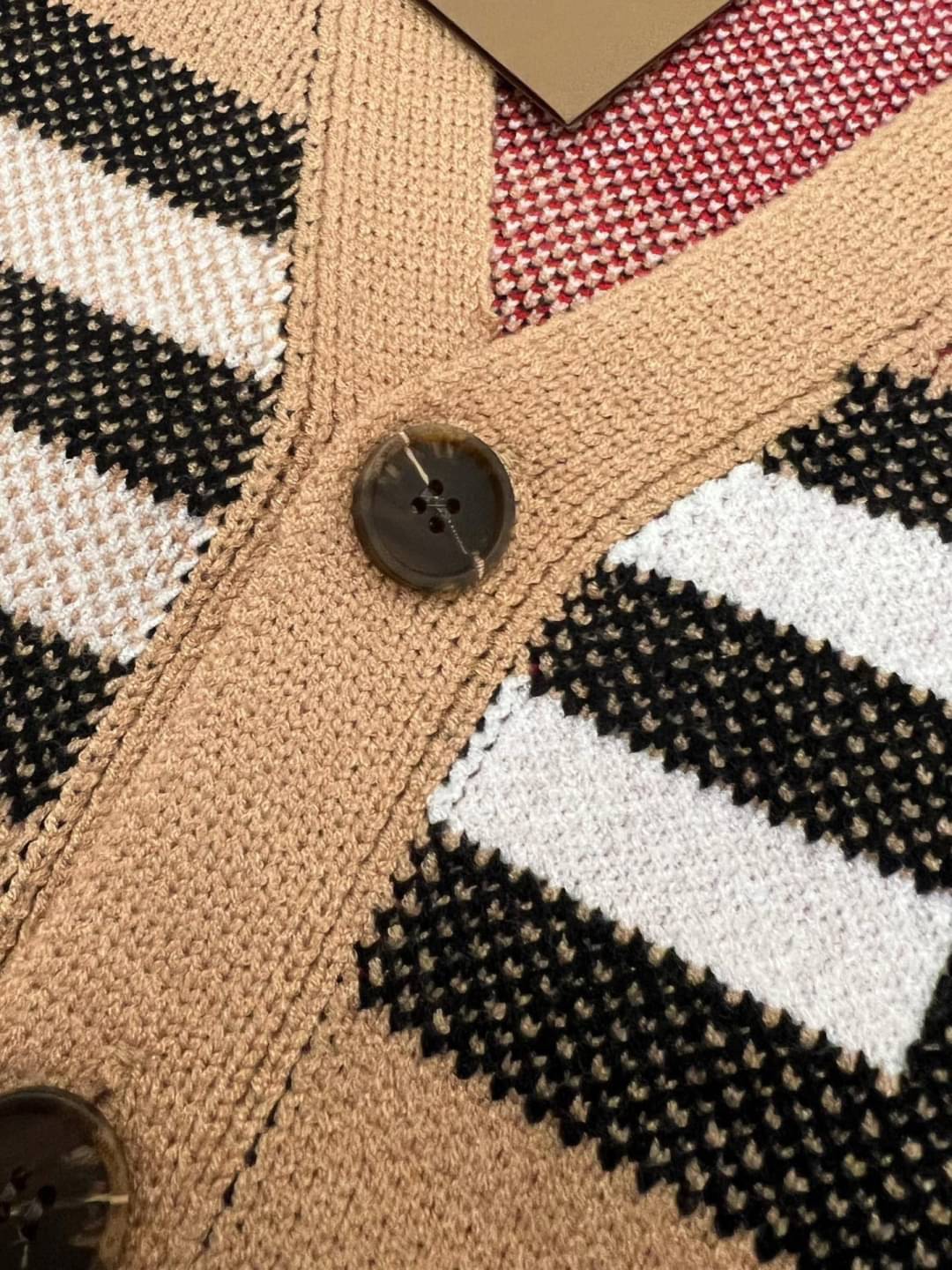 BURBERRY Wool Striped Cardigan / BURBERRY Jacket เกรดออริจินอล มีป้ายแท็กที่คอเสื้อทุกตัว ใส่ได้ทั้งผู้หญิงผู้ชาย พร้อมส่งที่ไทย ภาพสินค้าถ่ายจากงานขายจริง ใช้งานต่างประเทศได้