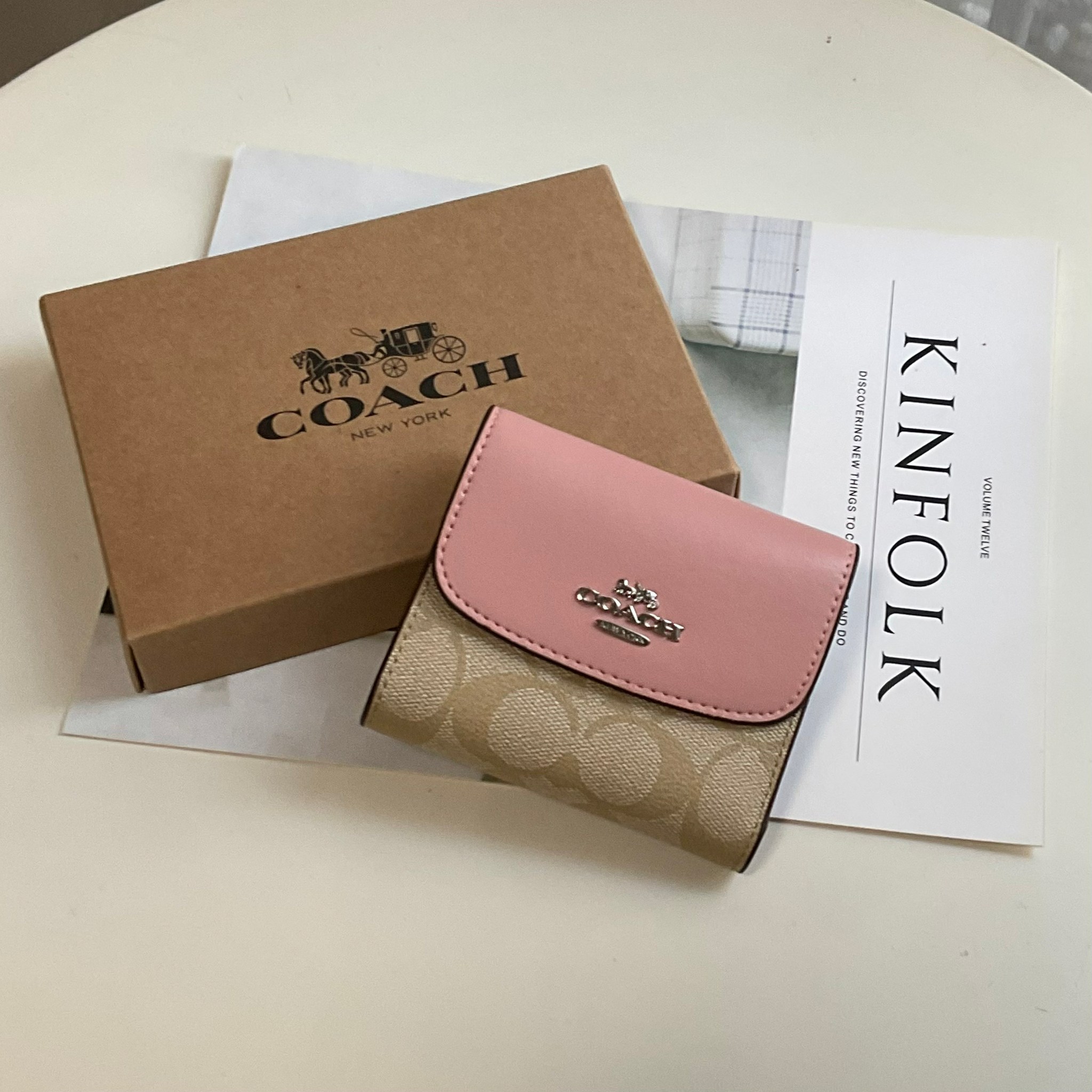 COACH SMALL WALLET IN SIGNATURE CANVAS กระเป๋าสตางค์ใบสั้น แบบพับสามตอน เปิดปิดด้วยกระดุมปั้มแบรนด์ ด้านในมีช่องใส่บัตรหลายช่อง และช่องใส่ธนบัตร ด้านหลังมีช่องซิปเหรียญอีกหนึ่งช่อง น้ำหนักเบา พกพาสะดวก อะไหล่เงาสุดหรู ห้ามพลาดค่ะ!