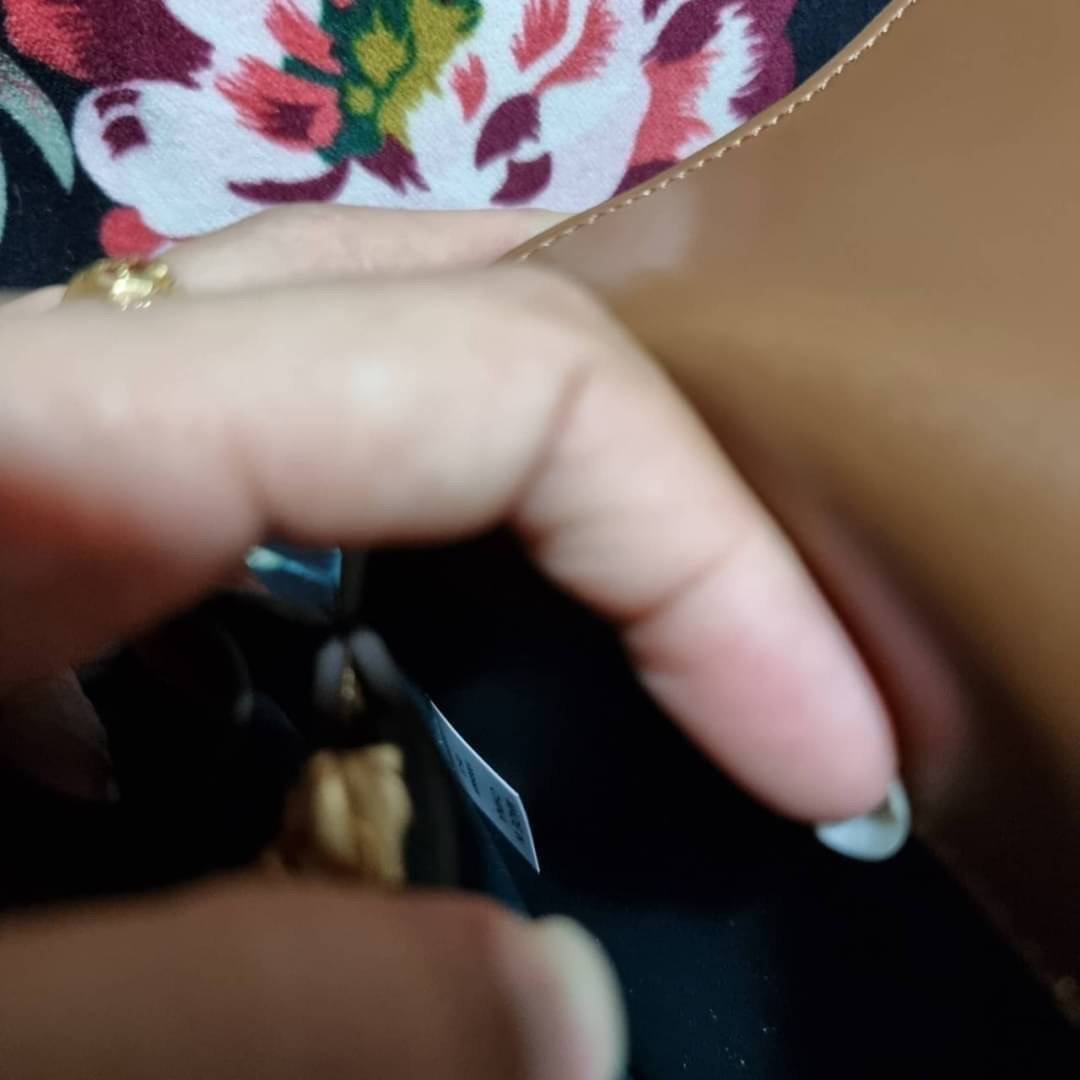 TORY BURCH ELEANOR SMALL CONVERTIBLE SHOULDER BAG ฮอตไอเท็ม รุ่นนี้ขายดีขายหมด สวยหรู คุณหนู ผู้ดี!! หายากมากแล้วน้า กระเป๋าสะพายข้าง ดีไซน์อยู่ทรง ขนาดกำลังสะดวกใช้สำหรับสาว วัสดุหนังแท้เต็มใบ สีทูโทน เปิด-ปิดด้วยแถบแม่เหล็ก ภายในแบ่งสัดส่วนได้เป็นอย่างด